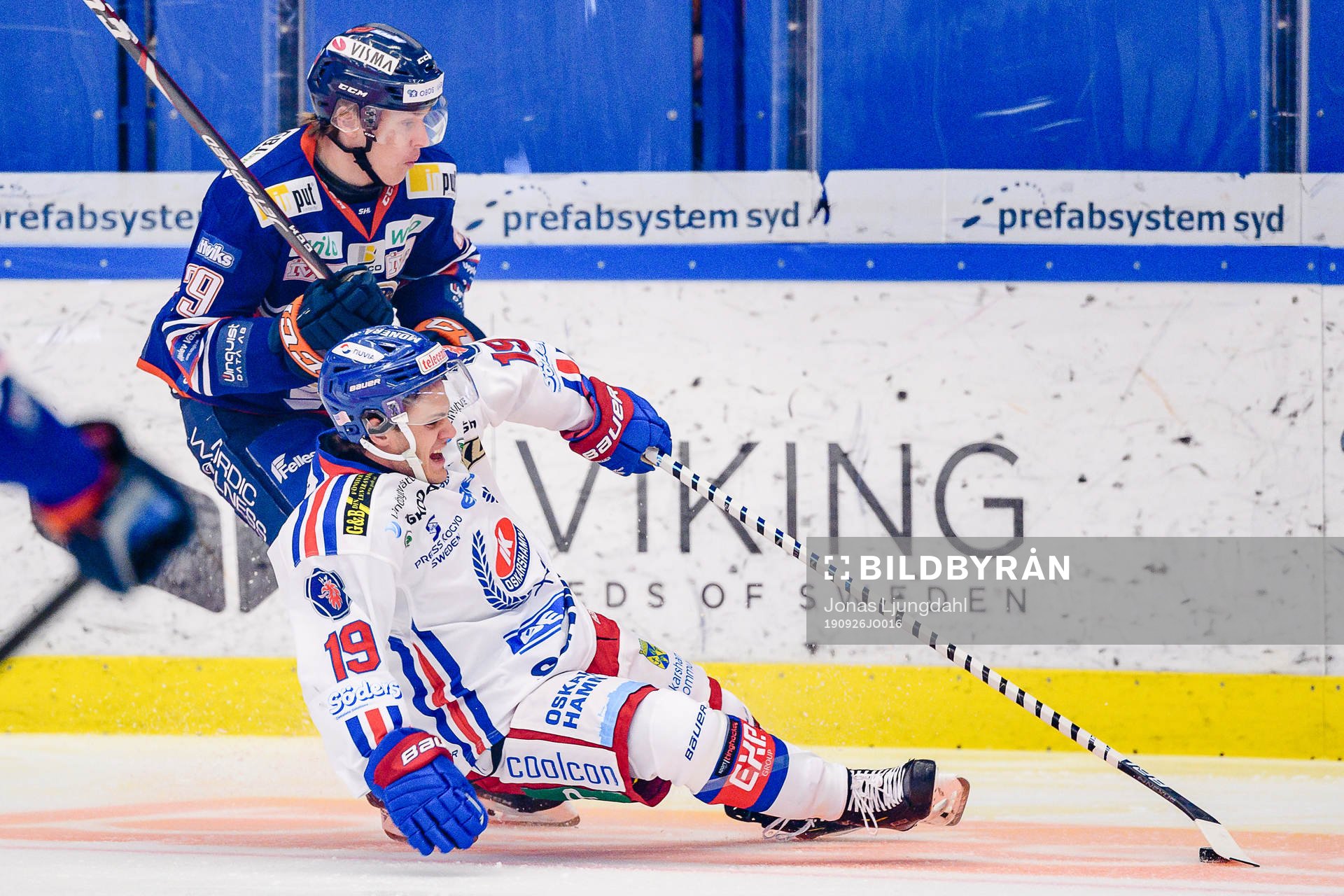Oskarshamns Tyler Kelleher faller