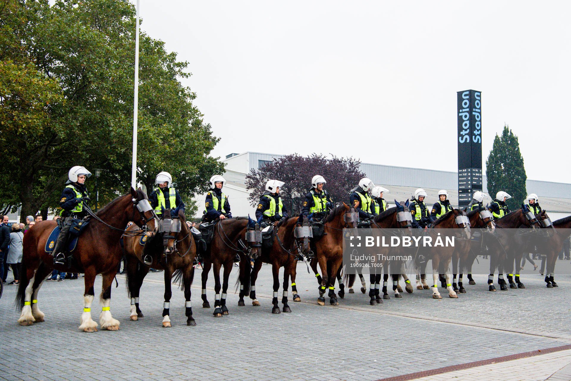 Ridande poliser står uppställda på stadiontorget
