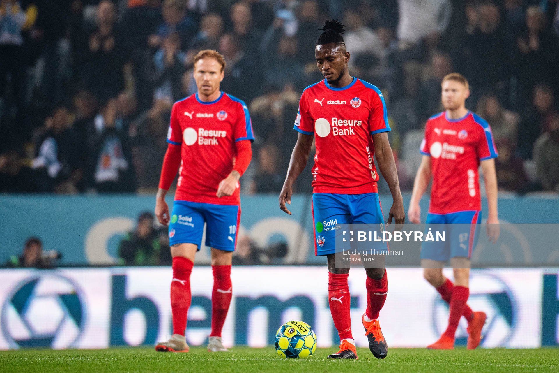 Helsingborgs Mamudu Moro och Alexander Farnerud deppar