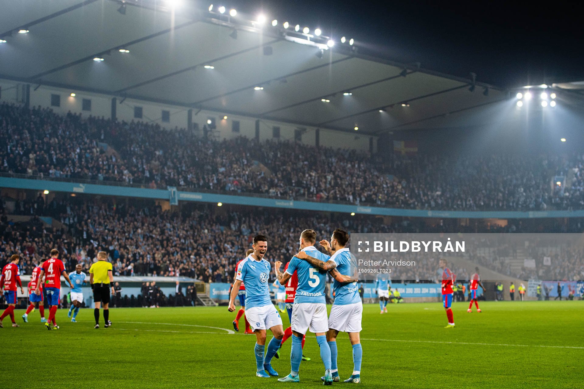 Malmö FFs Marcus Antonsson jublar mot Sören Rieks som