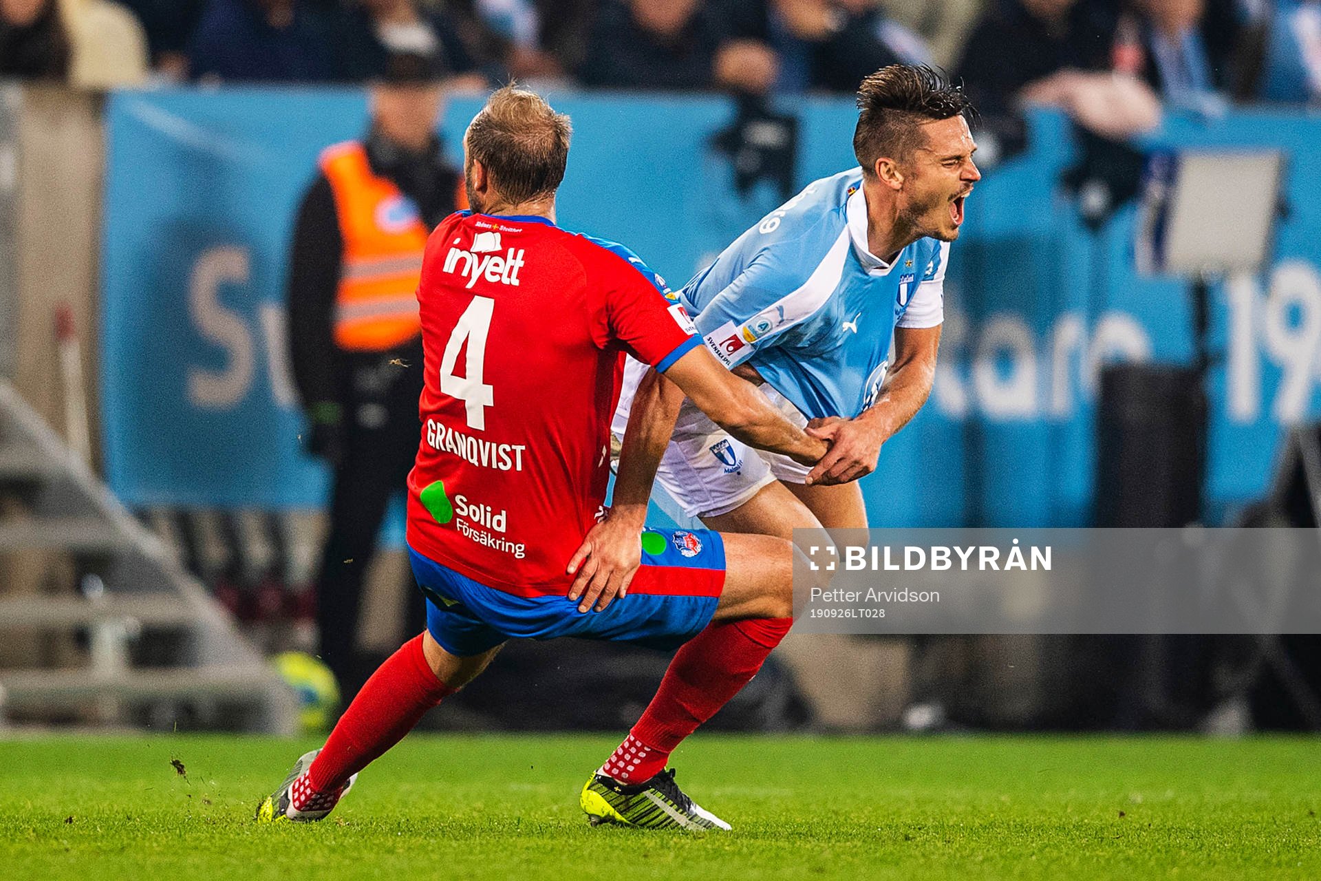Helsingborgs Andreas Granqvist i närkamp med Malmö FFs Markus Rosenberg under fotbollsmatchen i Allsvenskan mellan Malmö FF och Helsingborg den 26 september 2019 i Malmö.