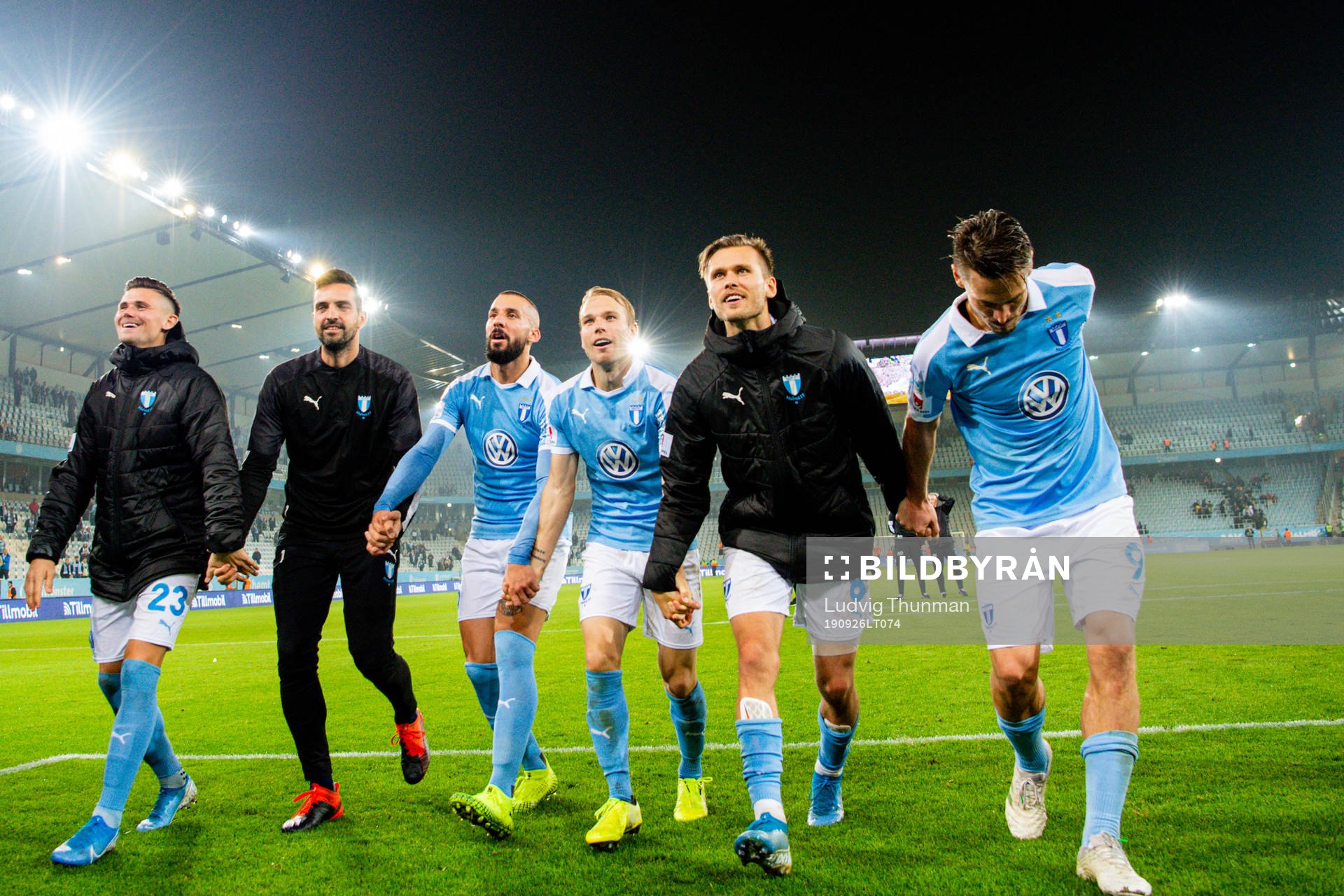 Malmö FFs spelare tackar publiken efter under fotbollsmatchen i Allsvenskan mellan Malmö FF och Helsingborg den 26 september 2019 i Malmö.