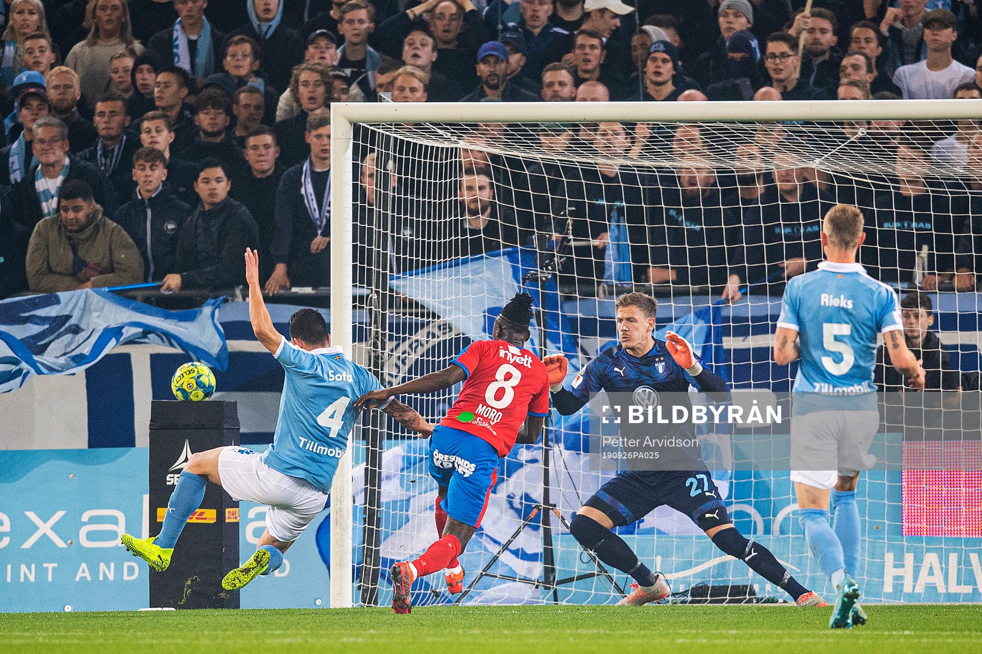 Helsingborgs Mamudu Moro med avslut mot Malmö FFs Johan