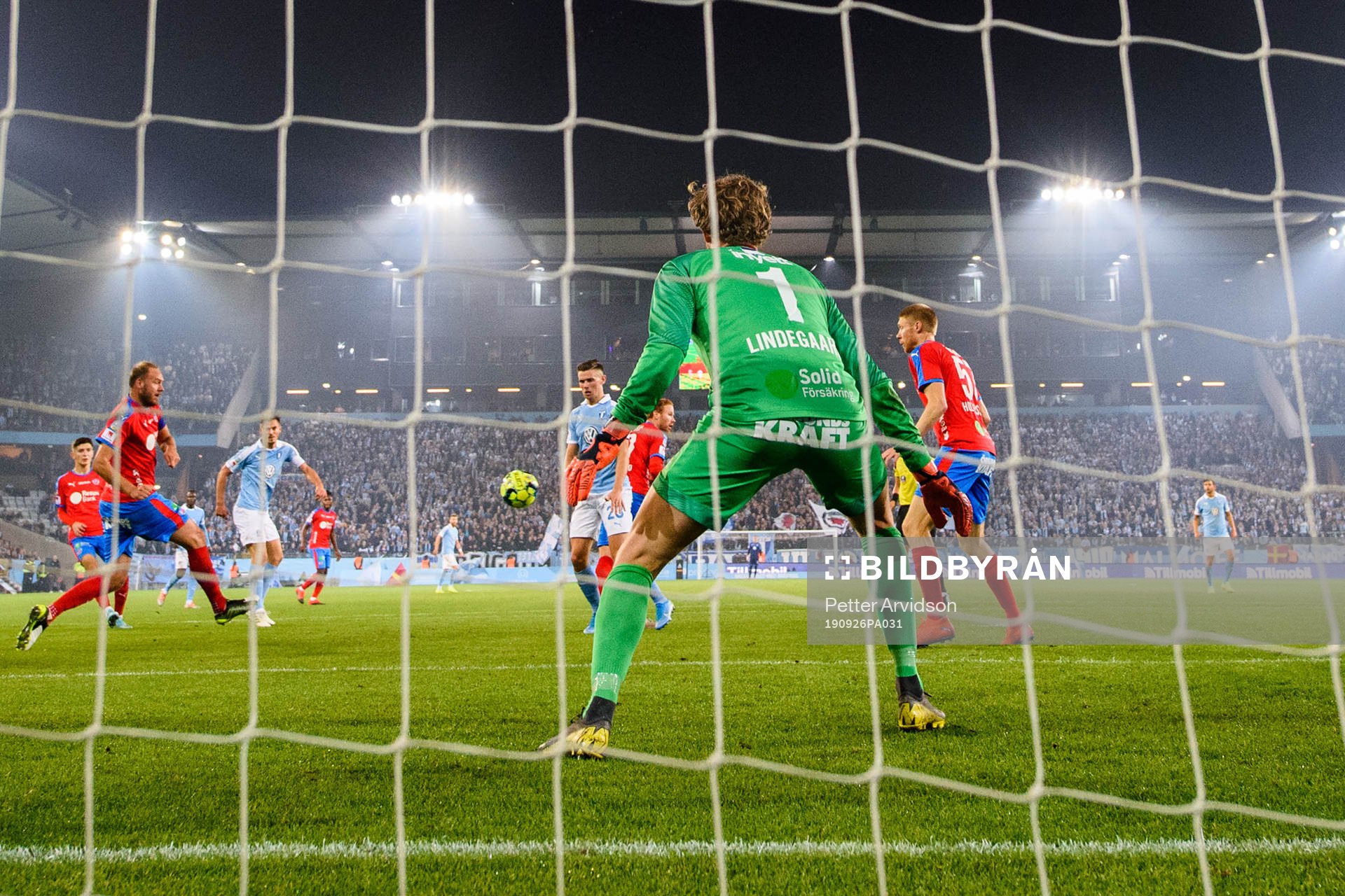 Malmö FFs Markus Rosenberg skjuter in 3-0 målet bakom