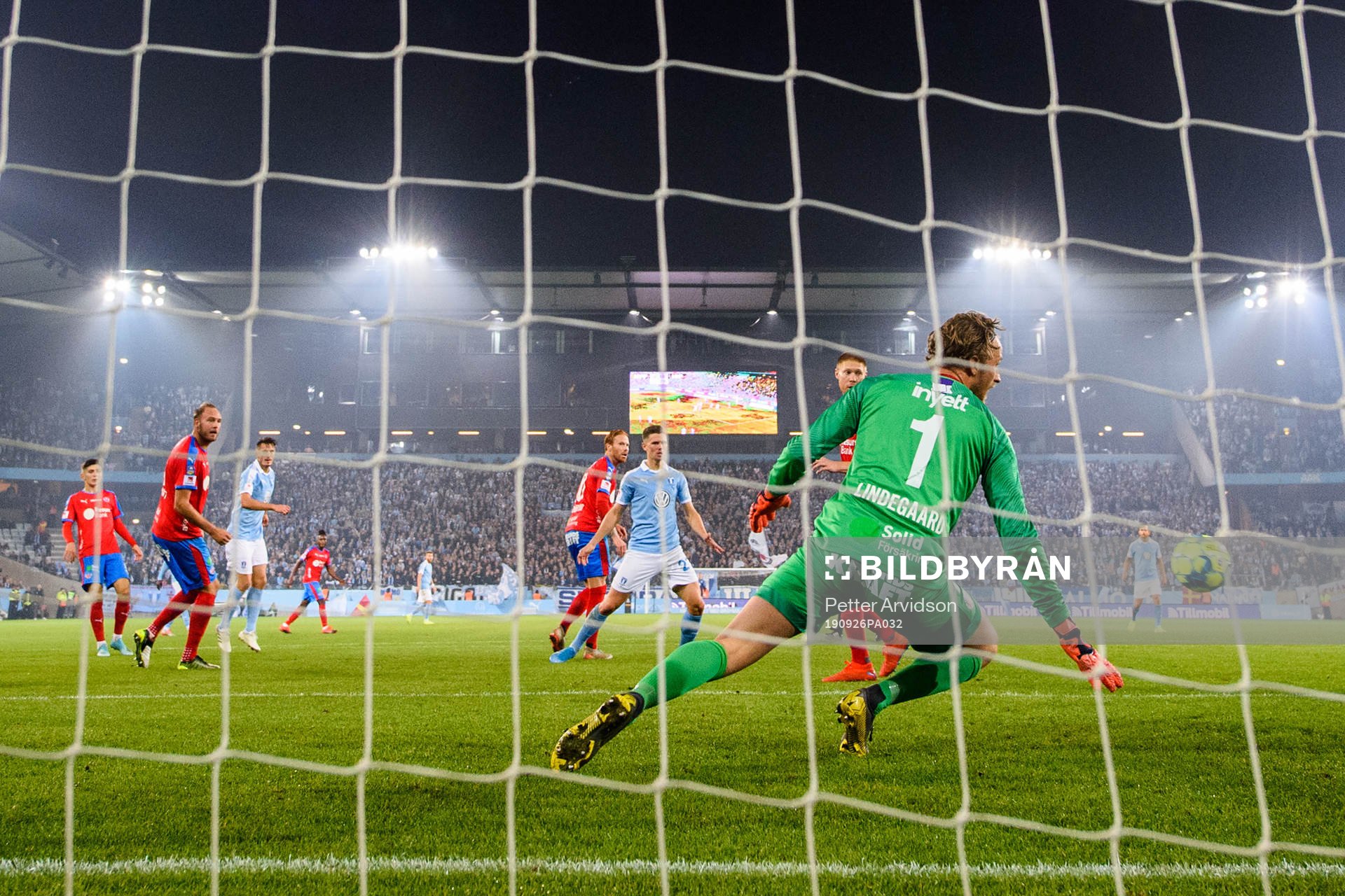 Malmö FFs Markus Rosenberg skjuter in 3-0 målet bakom