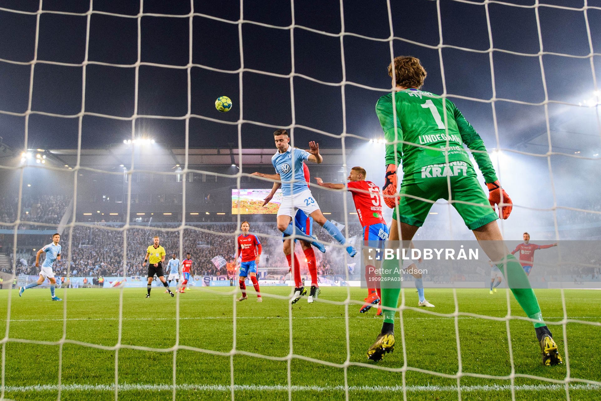 Malmö FFs Marcus Antonsson oroar framför Helsingborgs