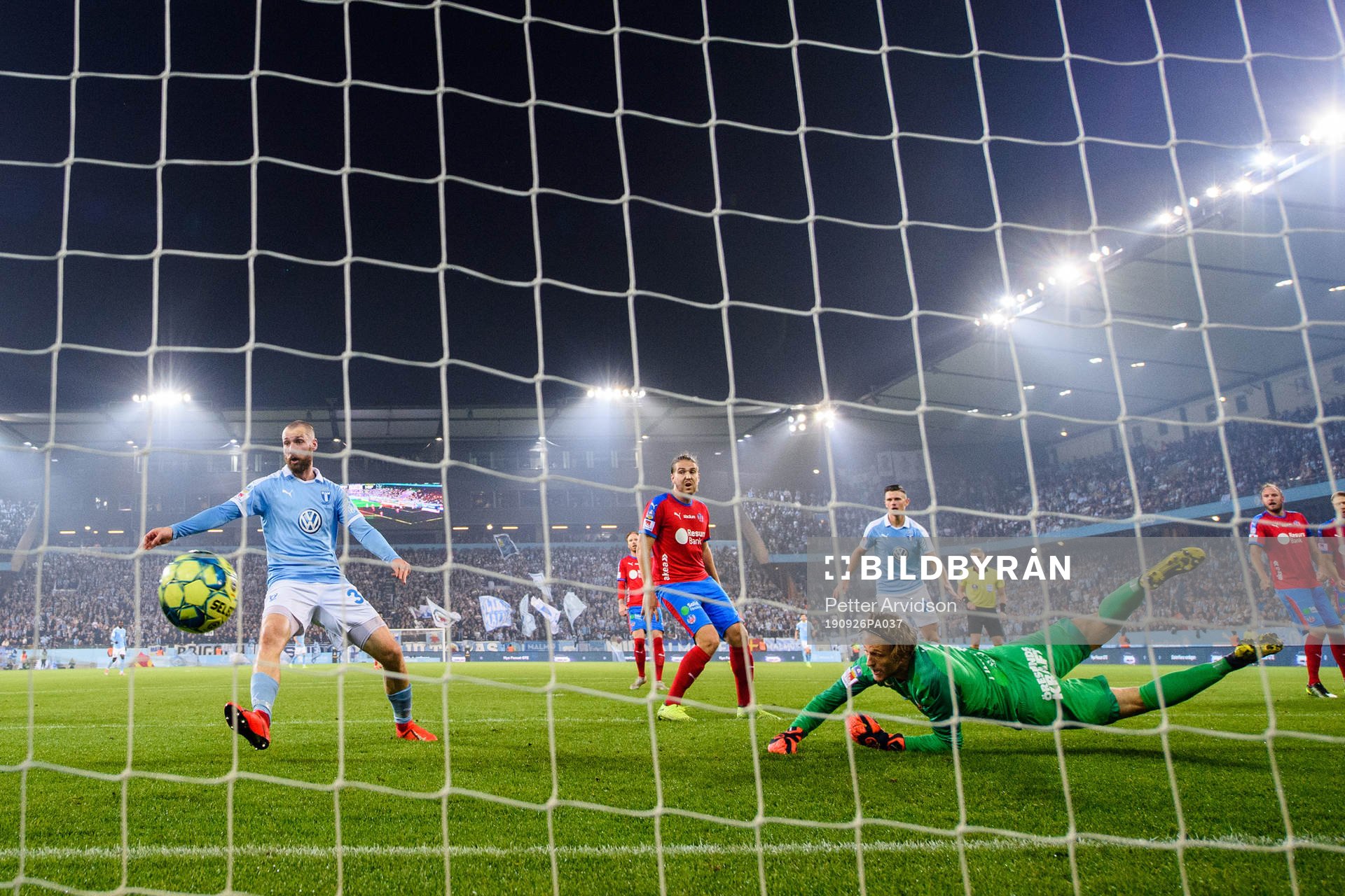 Malmö FFs Sören Rieks (ej i bild) gör 1-0 bakom