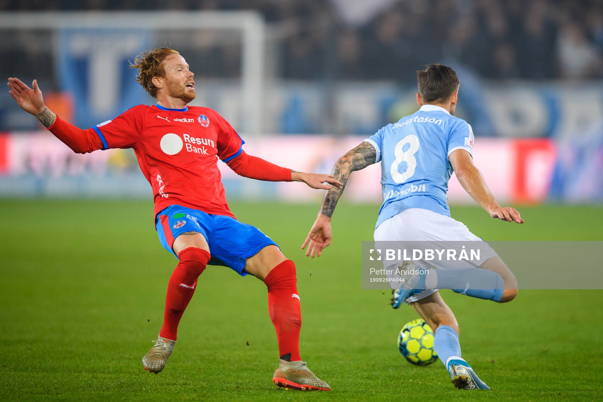 Malmö FFs Arnór Traustason tar sig förbi Helsingborgs