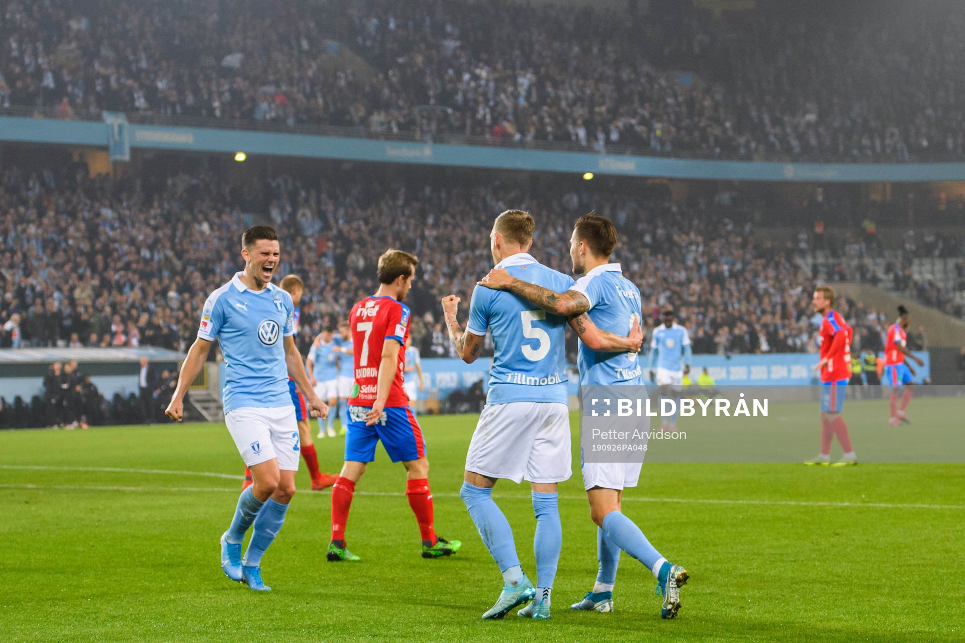 Malmö FFs Sören Rieks jublar med Marcus Antonsson och