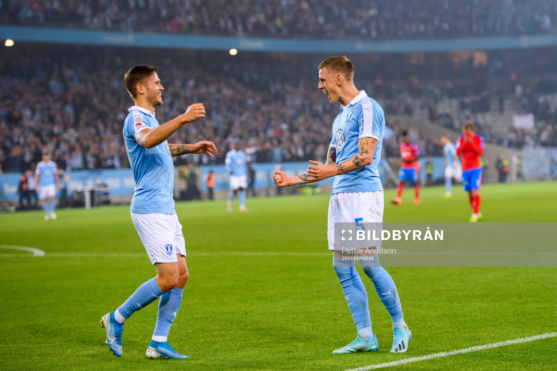 Malmö FFs Sören Rieks jublar med Arnór Traustason