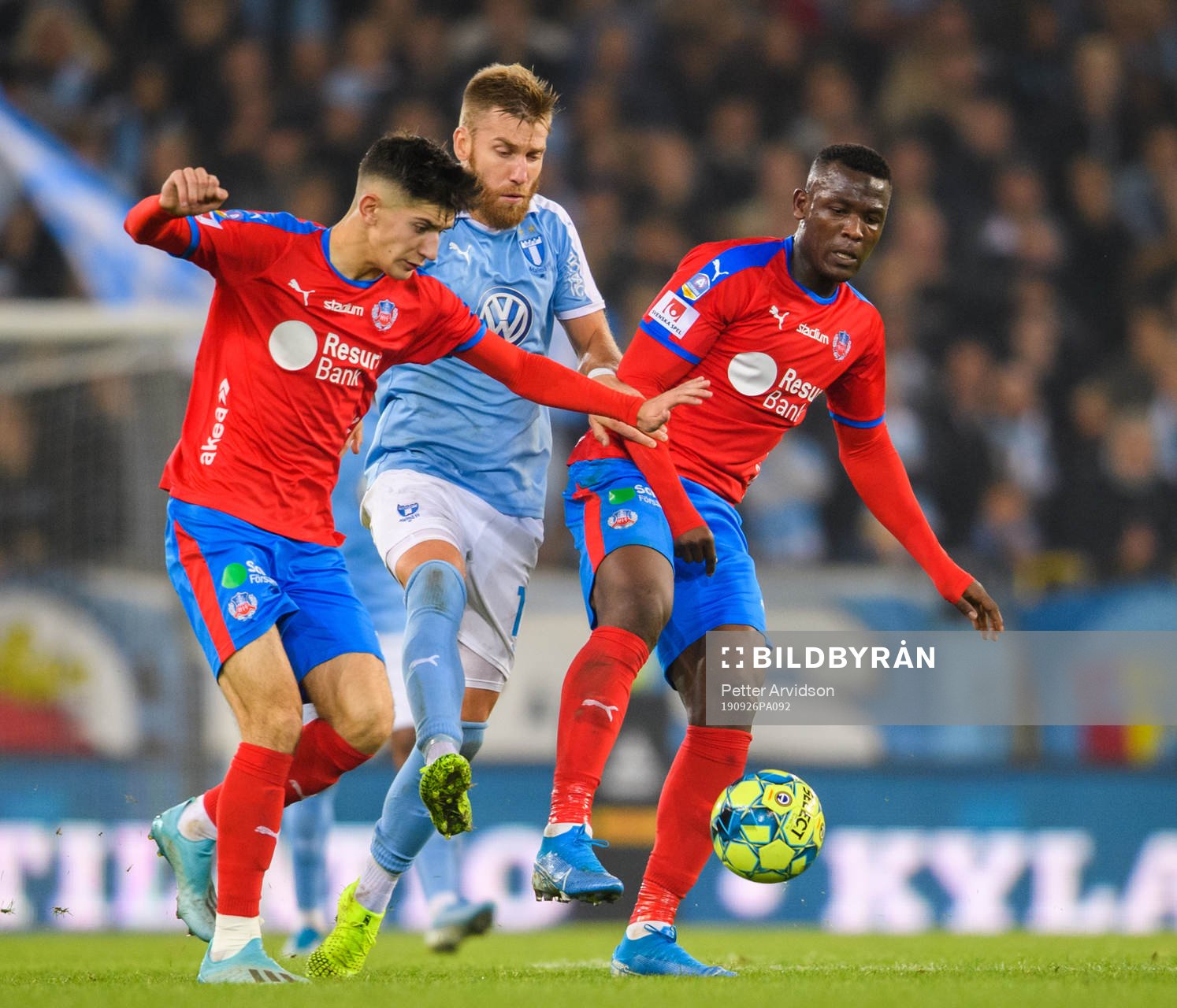Helsingborgs Armin Gigovic och Mamudu Moro i kamp med Malmö FFs Rasmus Bengtsson under fotbollsmatchen i Allsvenskan mellan Malmö FF och Helsingborg den 26 september 2019 i Malmö.