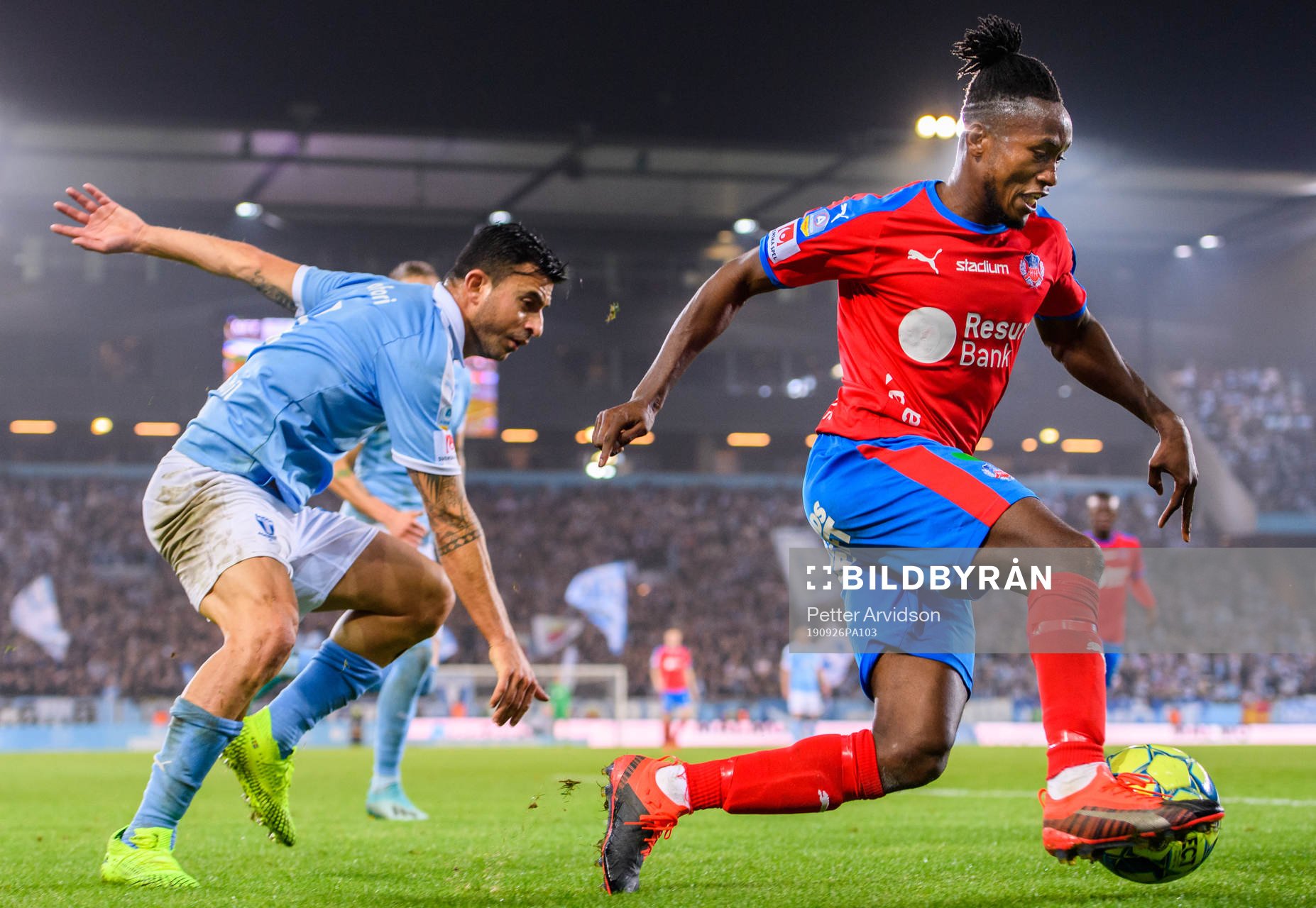 Helsingborgs Mamudu Moro tar sig förbi Malmö FFs Behrang