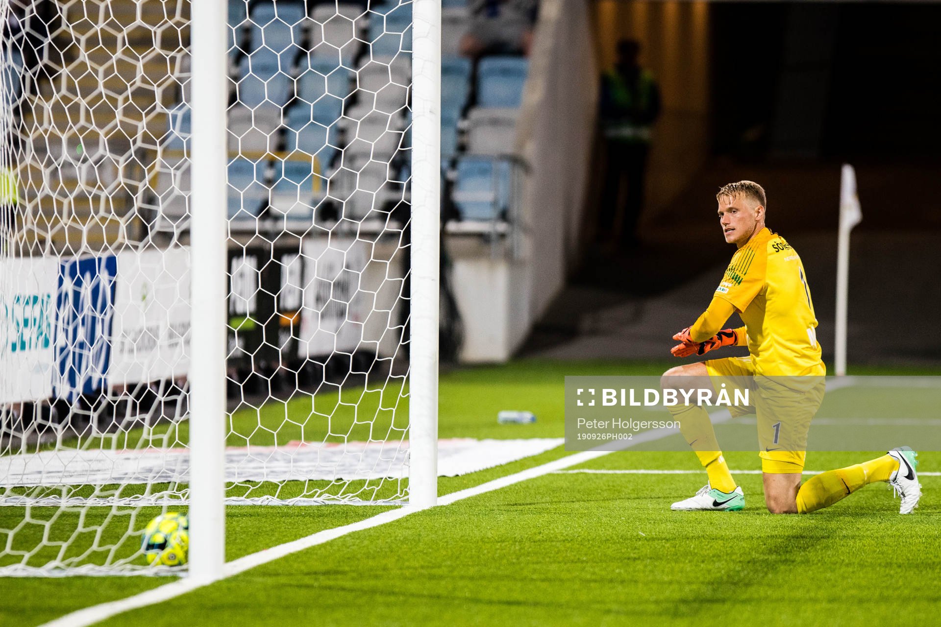 AFC Eskilstunas målvakt Ole Söderberg deppar