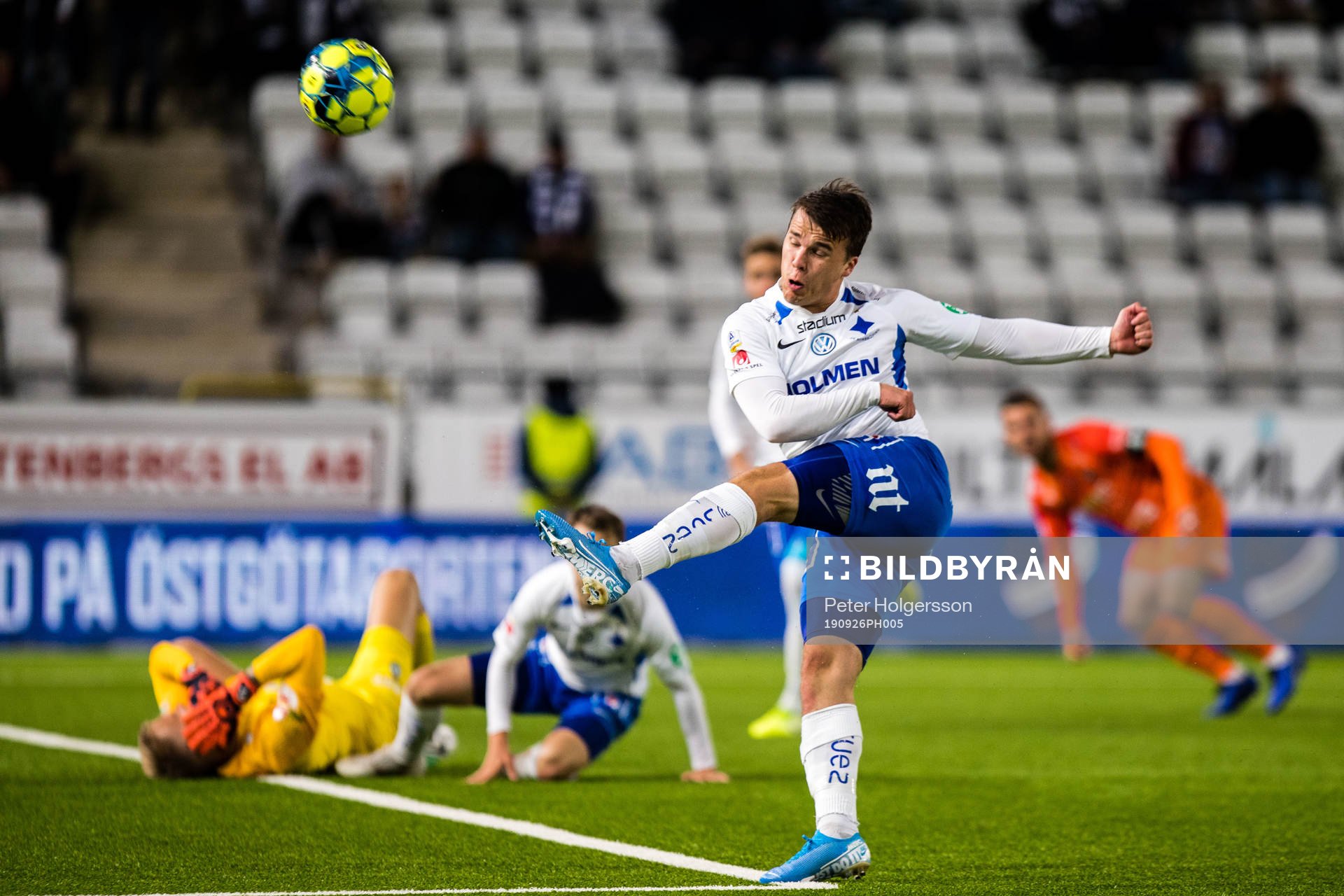 IFK Norrköpings Simon Skrabb missar mål samtidigt som AFC