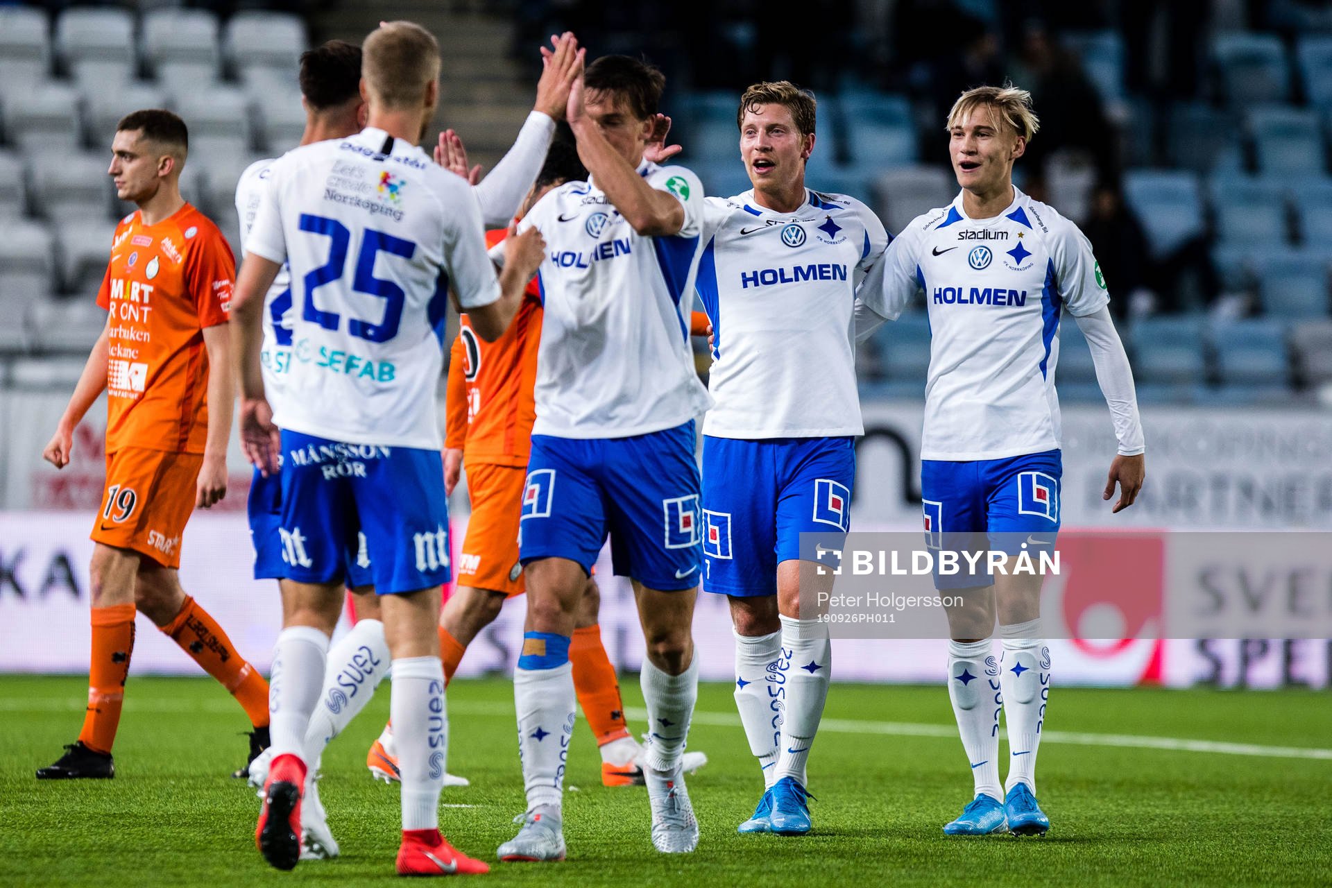 IFK Norrköpings Alexander Fransson jublar med lagkamrater