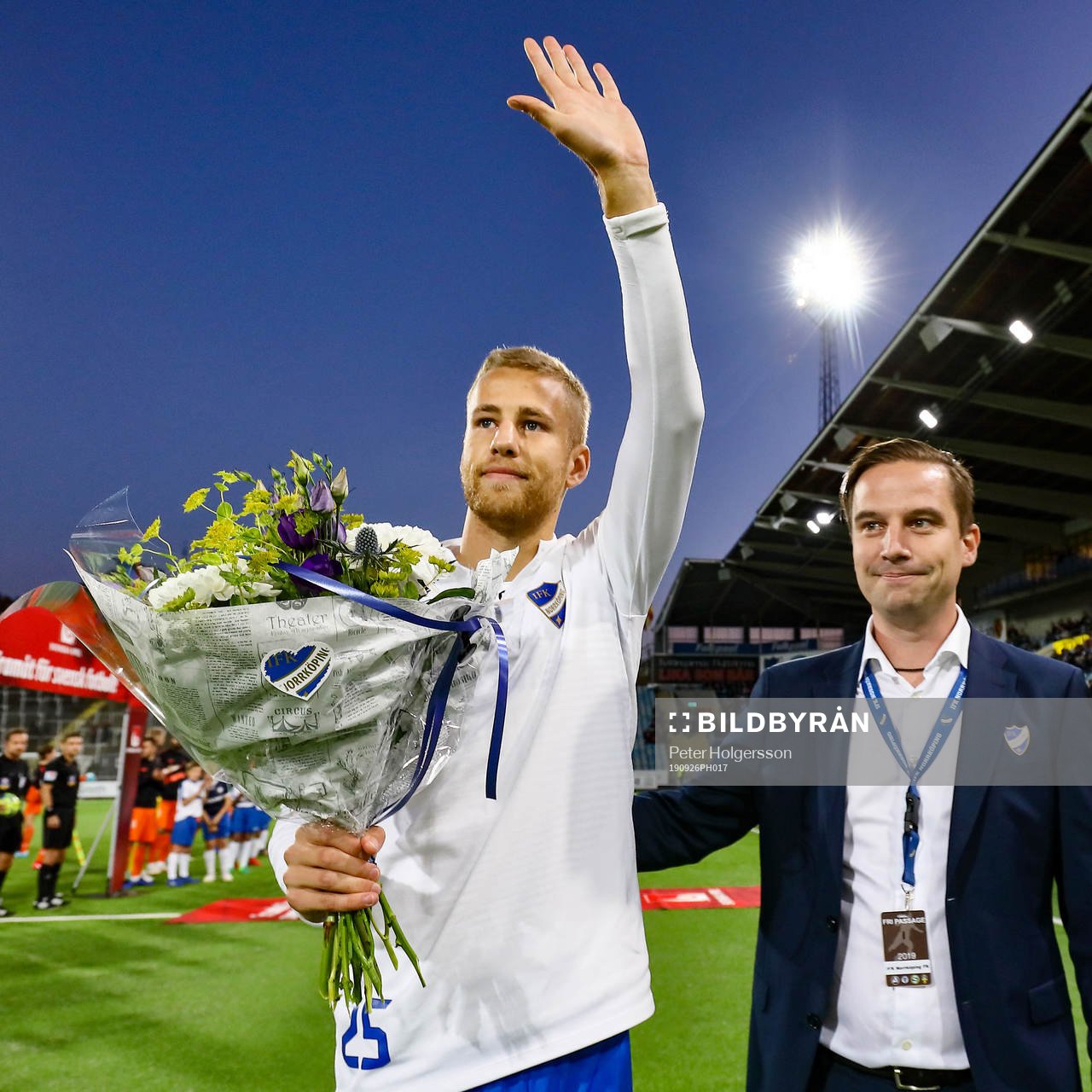 IFK Norrköpings Filip Dagerstål gratuleras av klubbdirektör Jens Magnusson efter 100 allsvenska matcher under fotbollsmatchen i Allsvenskan mellan IFK Norrköping och AFC Eskilstuna den 26 september 2019 i Norrköping.