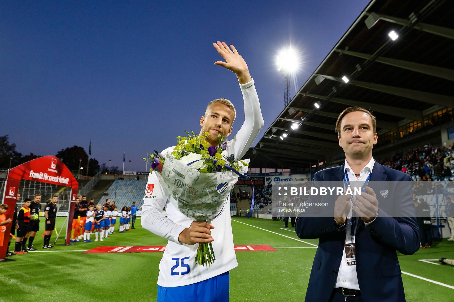 IFK Norrköpings Filip Dagerstål gratuleras av klubbdirektör Jens Magnusson efter 100 allsvenska matcher under fotbollsmatchen i Allsvenskan mellan IFK Norrköping och AFC Eskilstuna den 26 september 2019 i Norrköping.