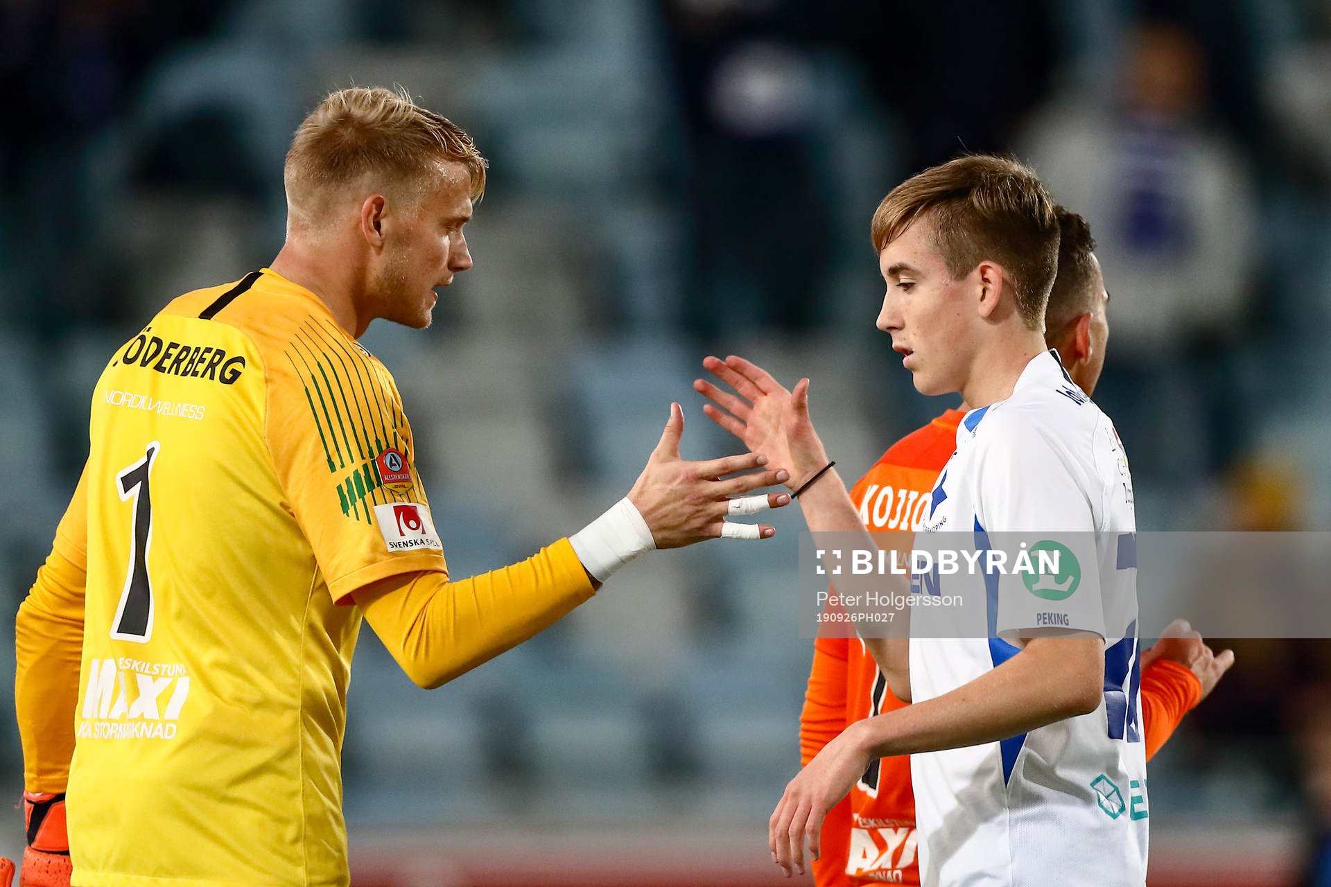 AFC Eskilstunas målvakt Ole Söderberg och IFK Norrköpings Ísak Bergmann Jóhannesson under fotbollsmatchen i Allsvenskan mellan IFK Norrköping och AFC Eskilstuna den 26 september 2019 i Norrköping.