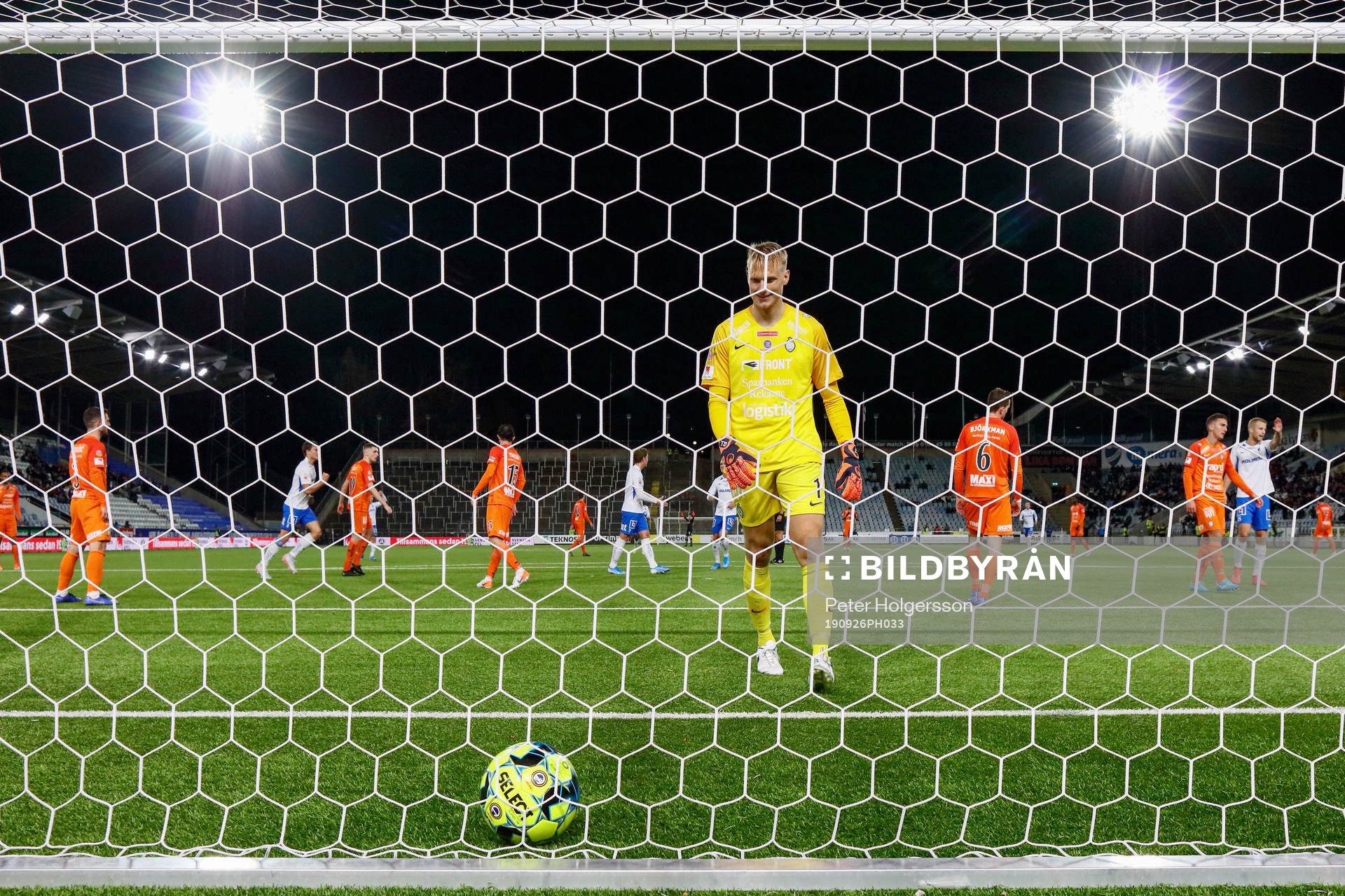 AFC Eskilstunas målvakt Ole Söderberg deppar
