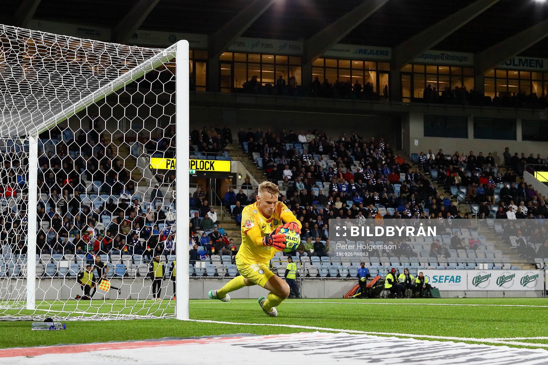 Räddning av AFC Eskilstunas målvakt Ole Söderberg under fotbollsmatchen i Allsvenskan mellan IFK Norrköping och AFC Eskilstuna den 26 september 2019 i Norrköping.
