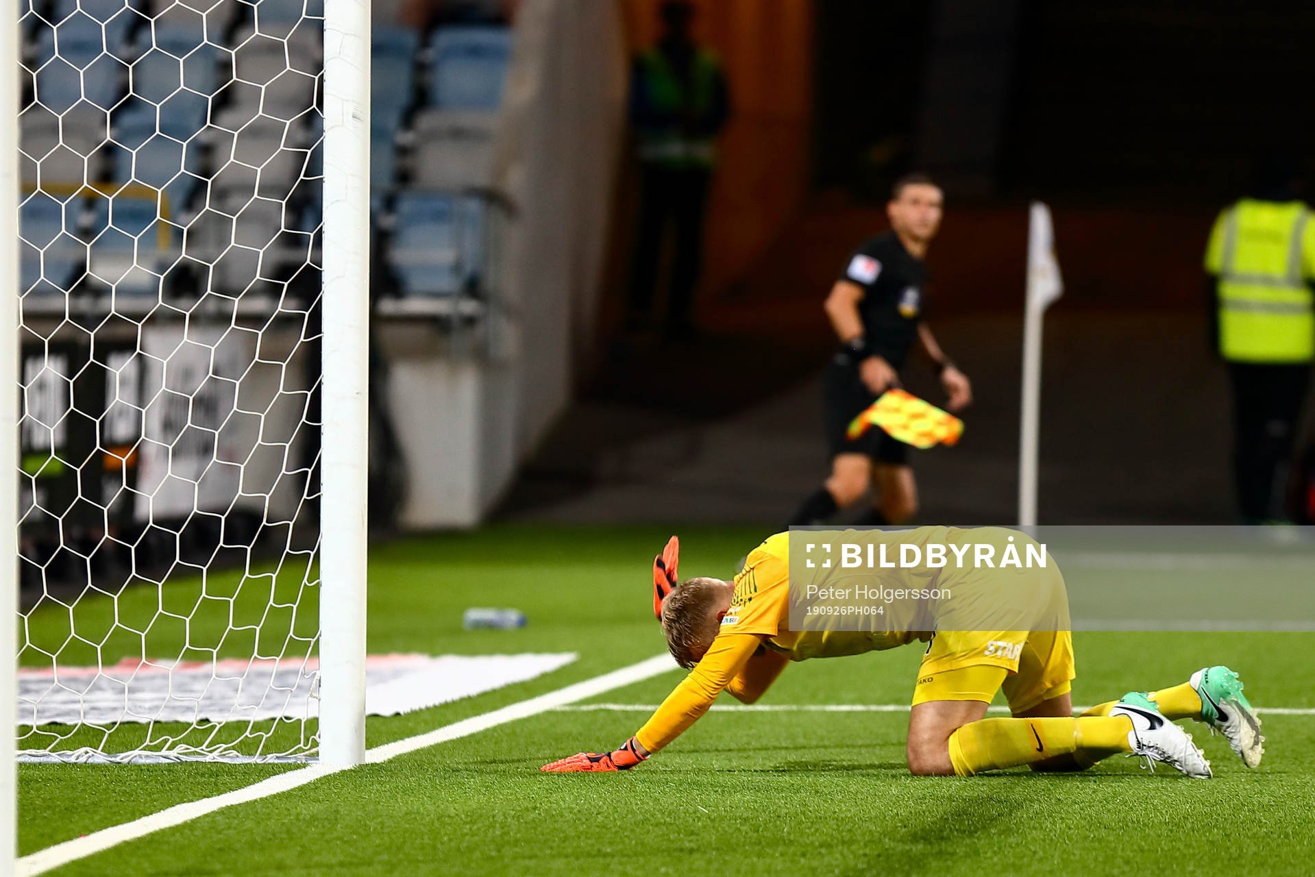 AFC Eskilstunas målvakt Ole Söderberg deppar