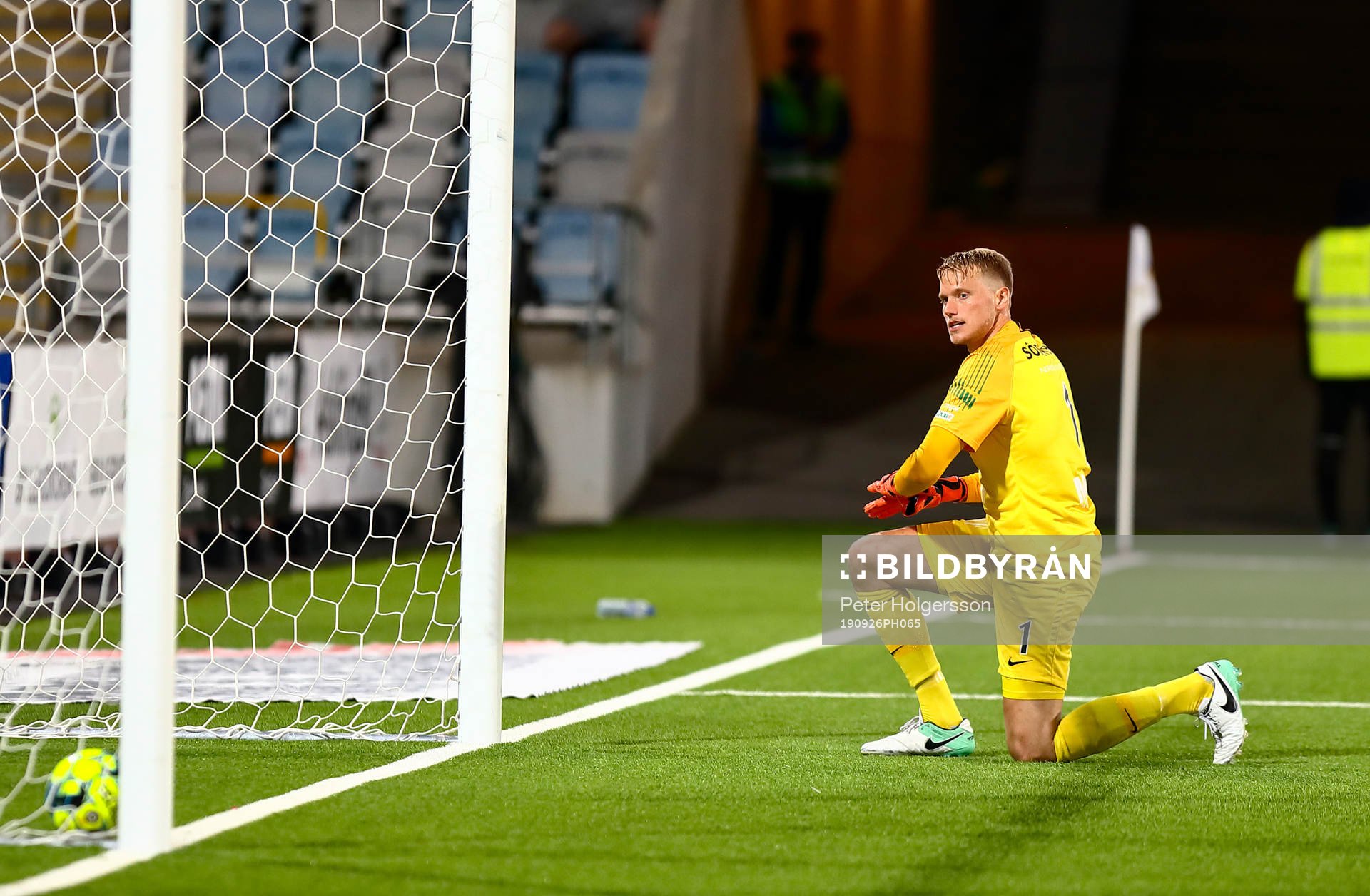 AFC Eskilstunas målvakt Ole Söderberg deppar