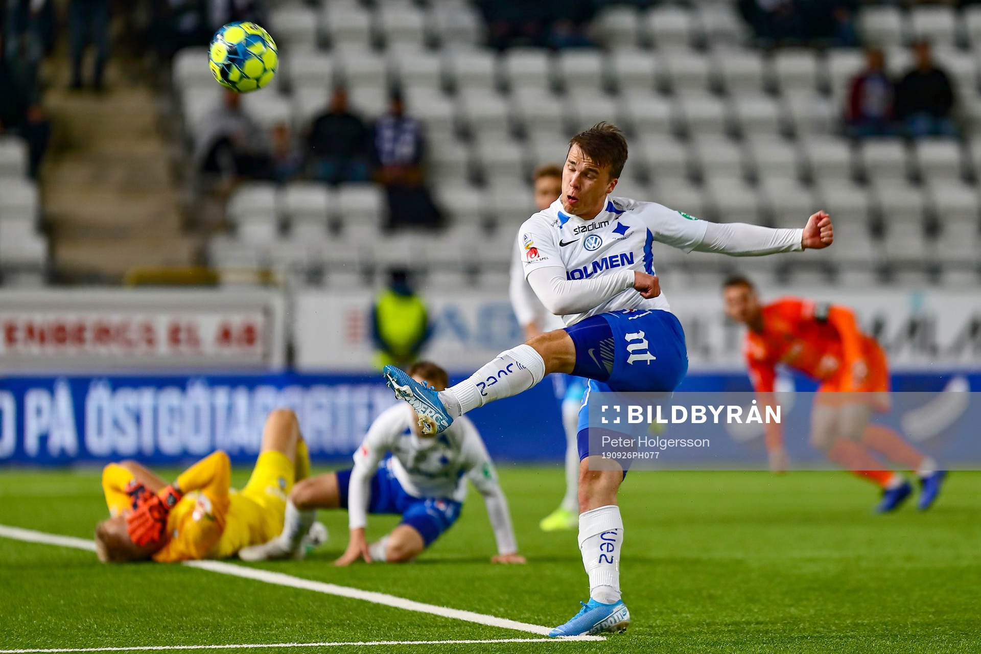IFK Norrköpings Simon Skrabb och AFC Eskilstunas målvakt