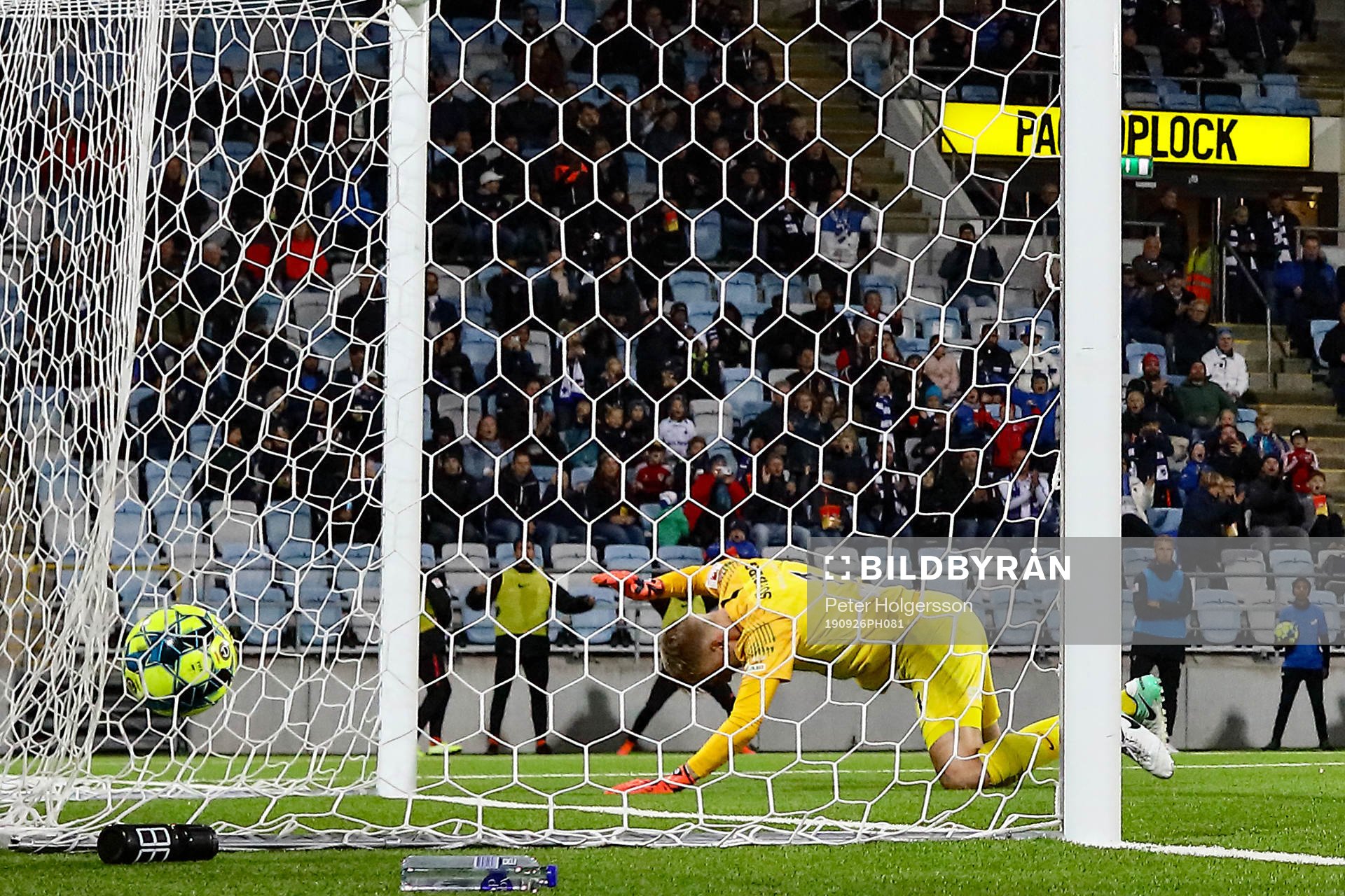 AFC Eskilstunas målvakt Ole Söderberg deppar
