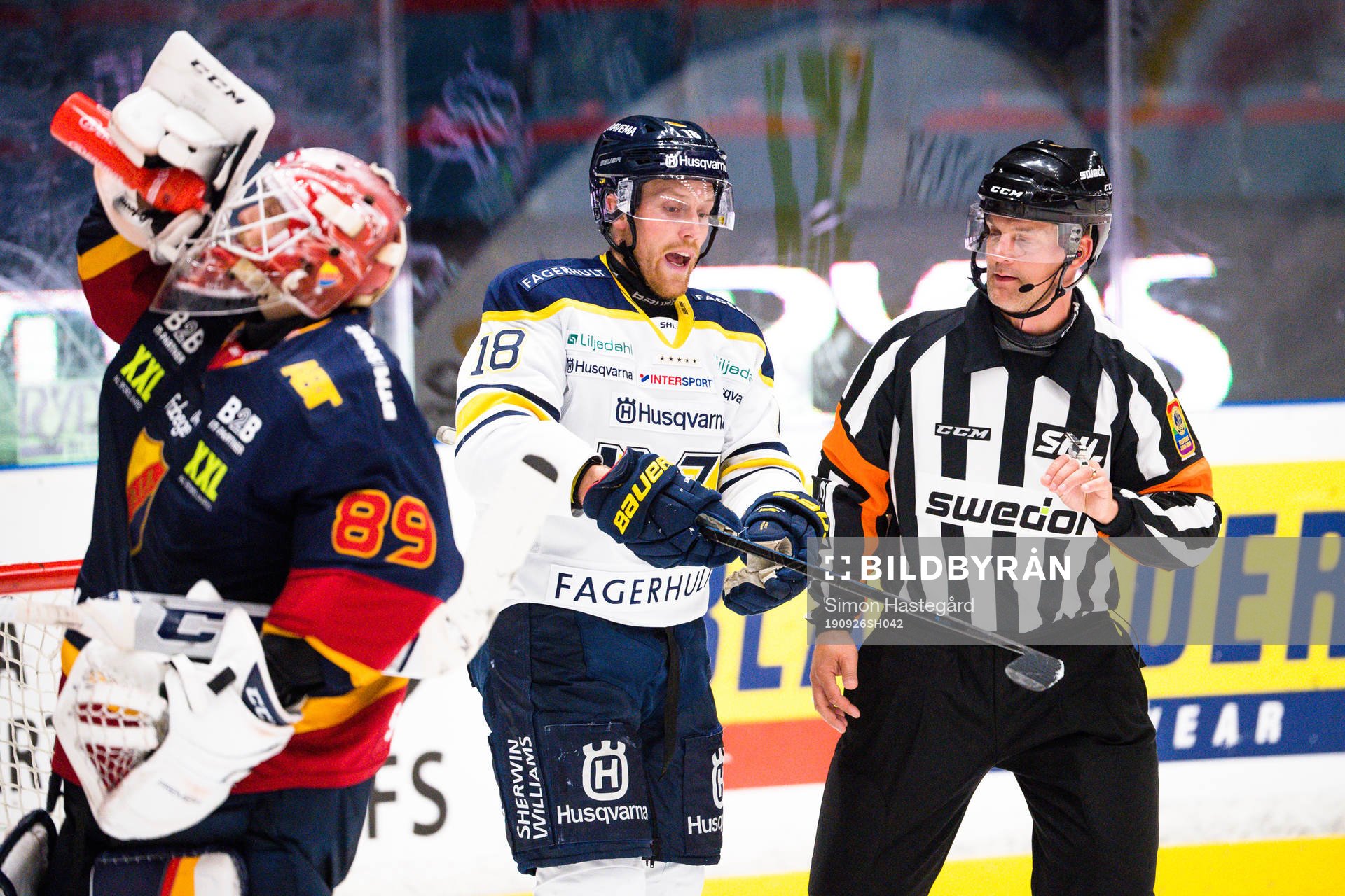 s Joakim Andersson i samtal med domare Mikael Nord bakom