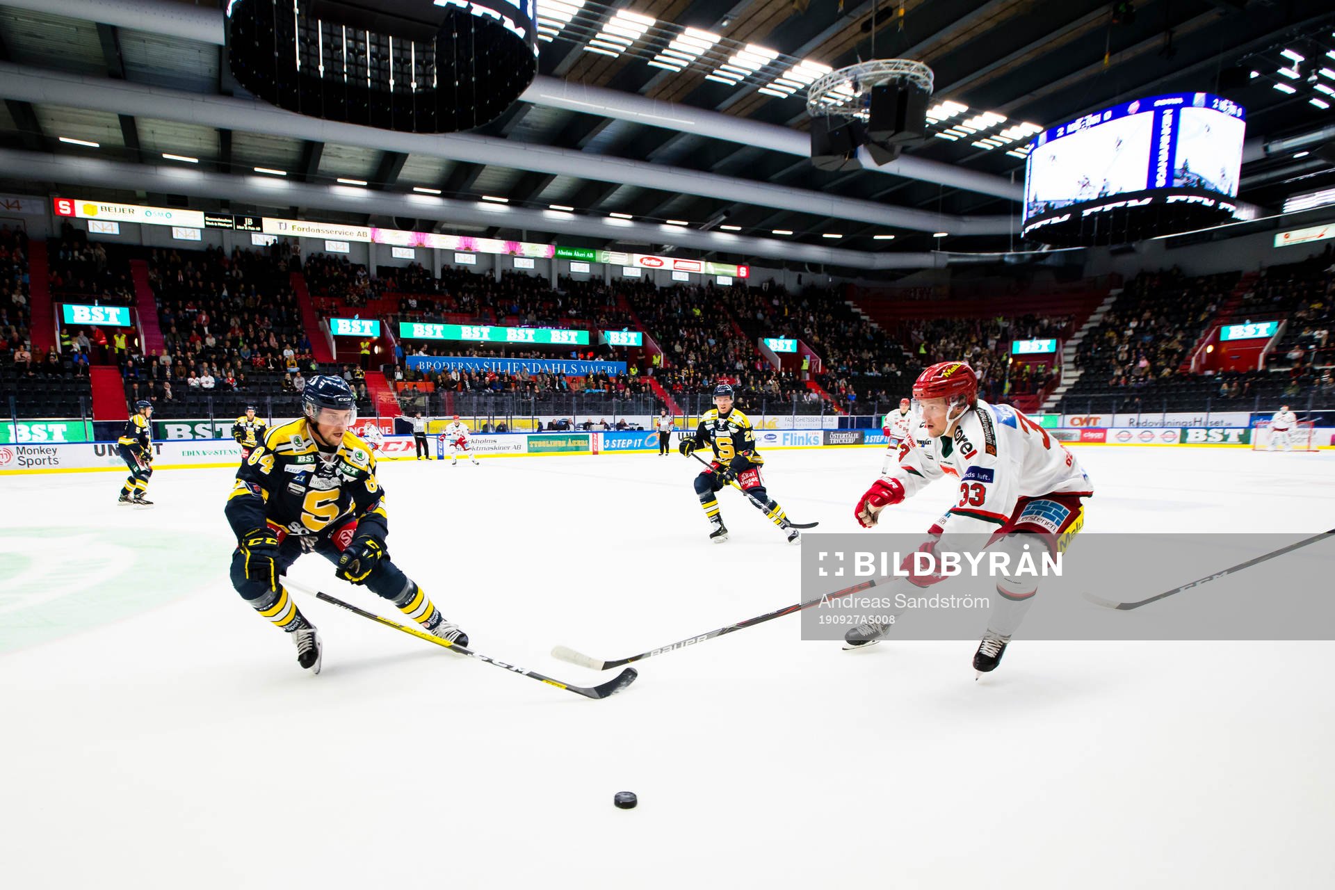 Södertäljes Sebastian Walfridsson i kamp om pucken med
