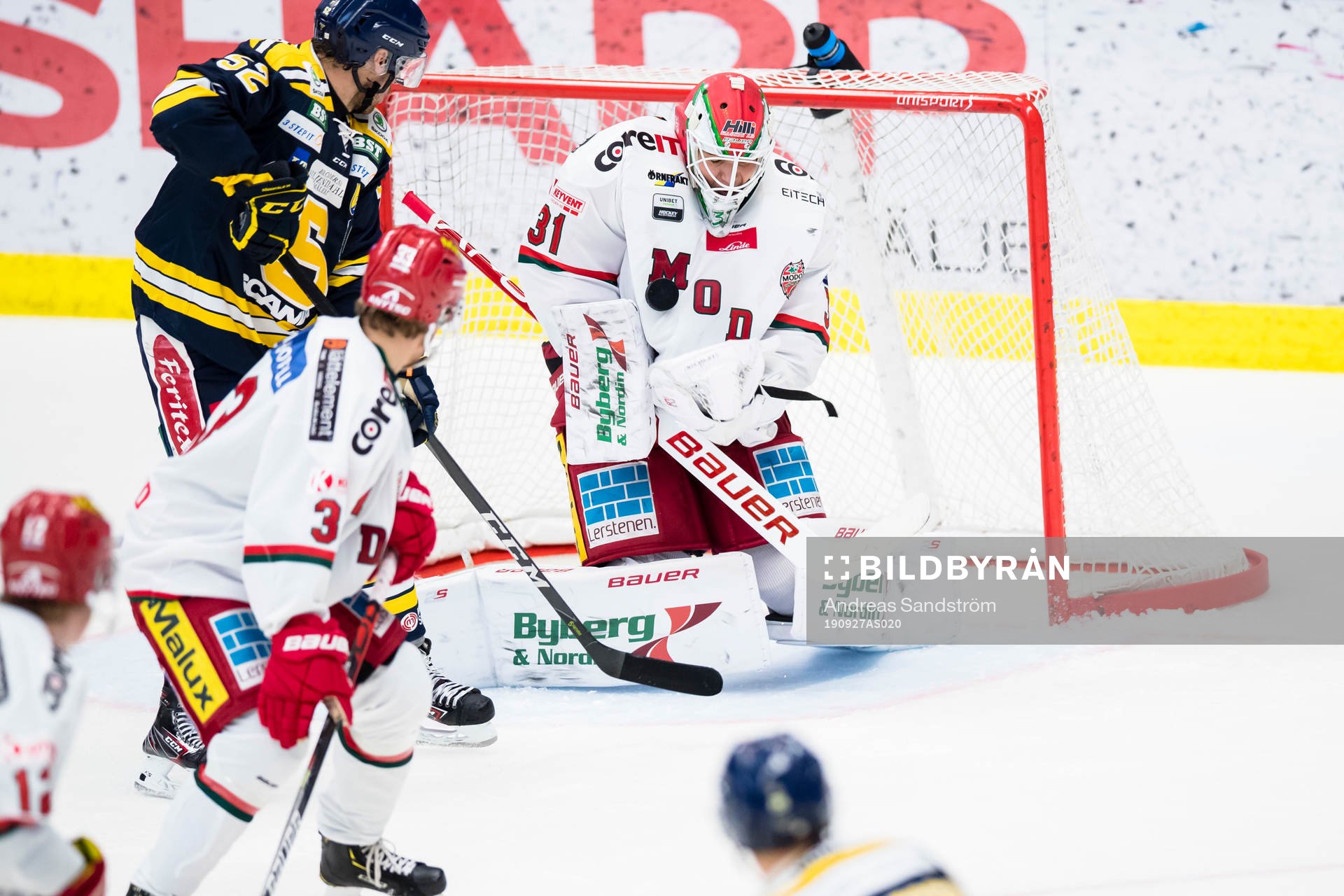 Modos målvakt Linus Lundin med en räddning