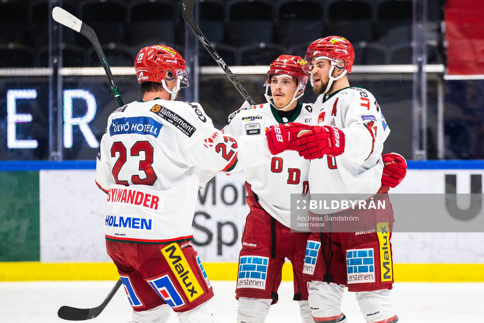 Modos Henrik Björklund jublar