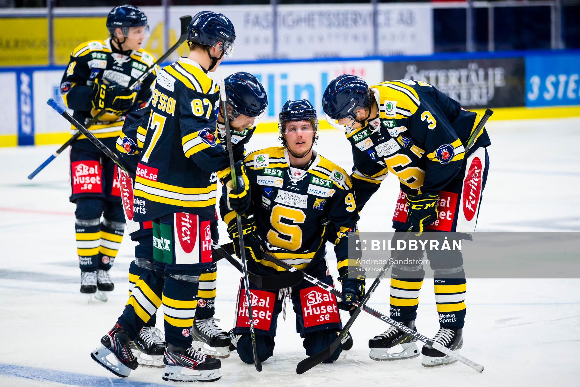 Södertäljes Nick Olesen hjälps upp på benen av