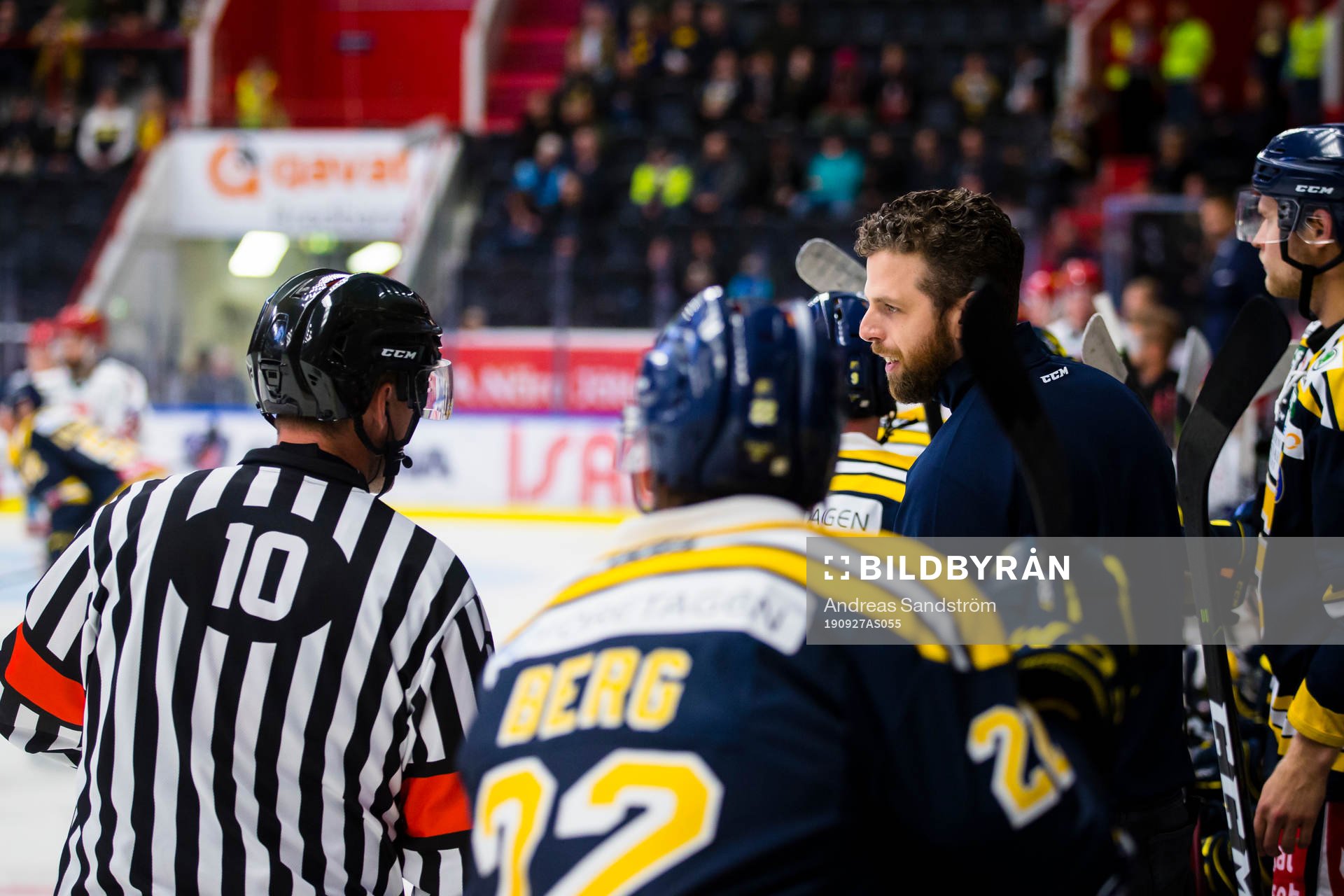 Södertäljes tränare Ulf Lundberg diskuterar med domare