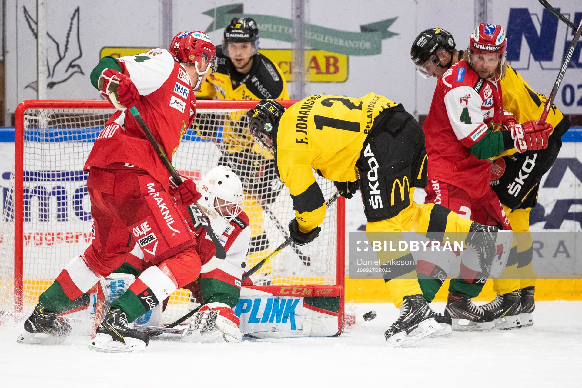 Västerås Fredrik Johansson framför Moras målvakt Olof