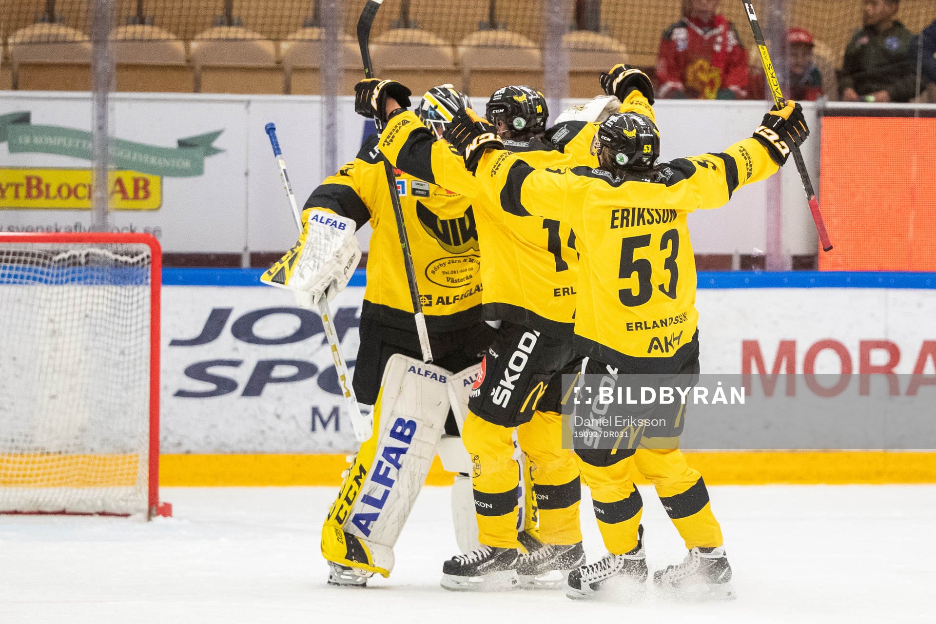 Västerås målvakt Emil Kruse jublar