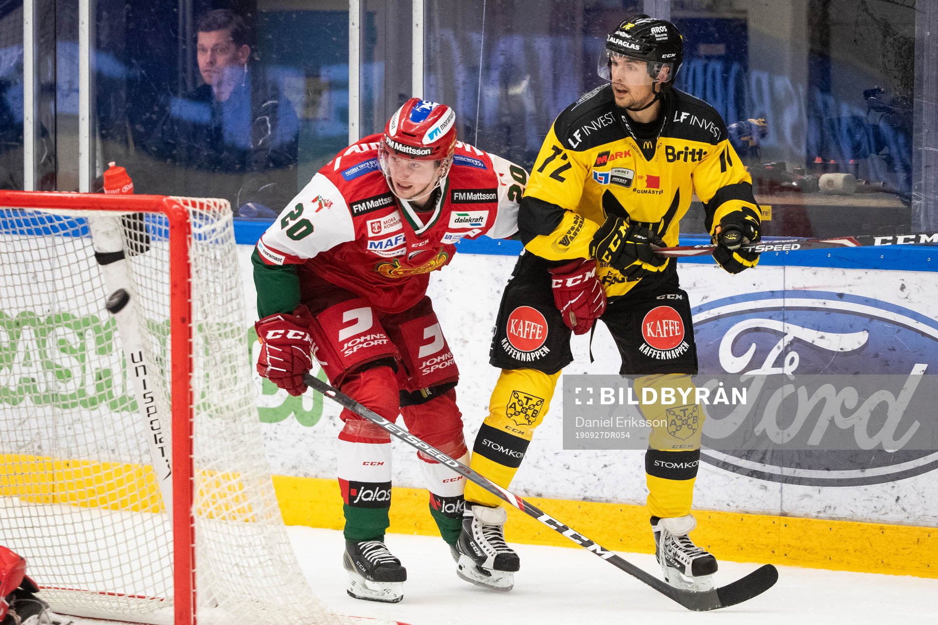 Moras Nils Carnbäck och Västerås Viktor Hertzberg ser
