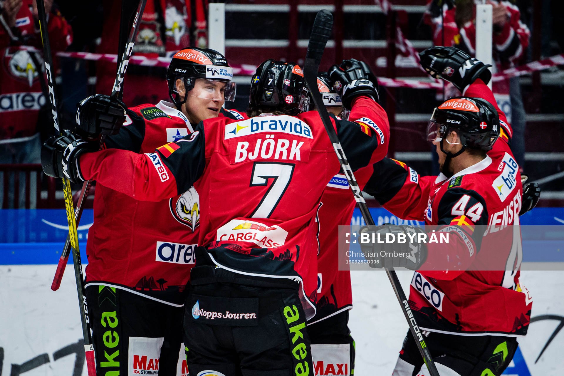 Malmö Redhawks Emil Molin jublar med lagkamrater