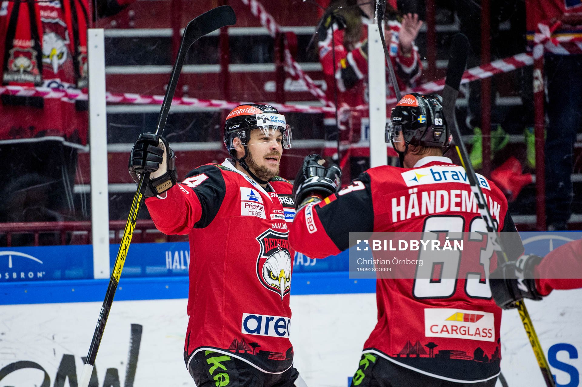 Malmö Redhawks Emil Molin och Fredrik Händemark jublar