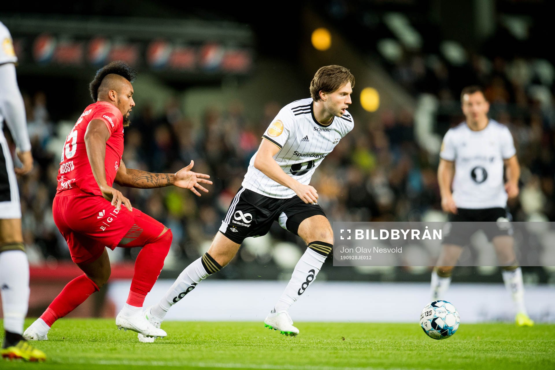Bismar Acosta of Brann and Marius Lundemo of Rosenborg