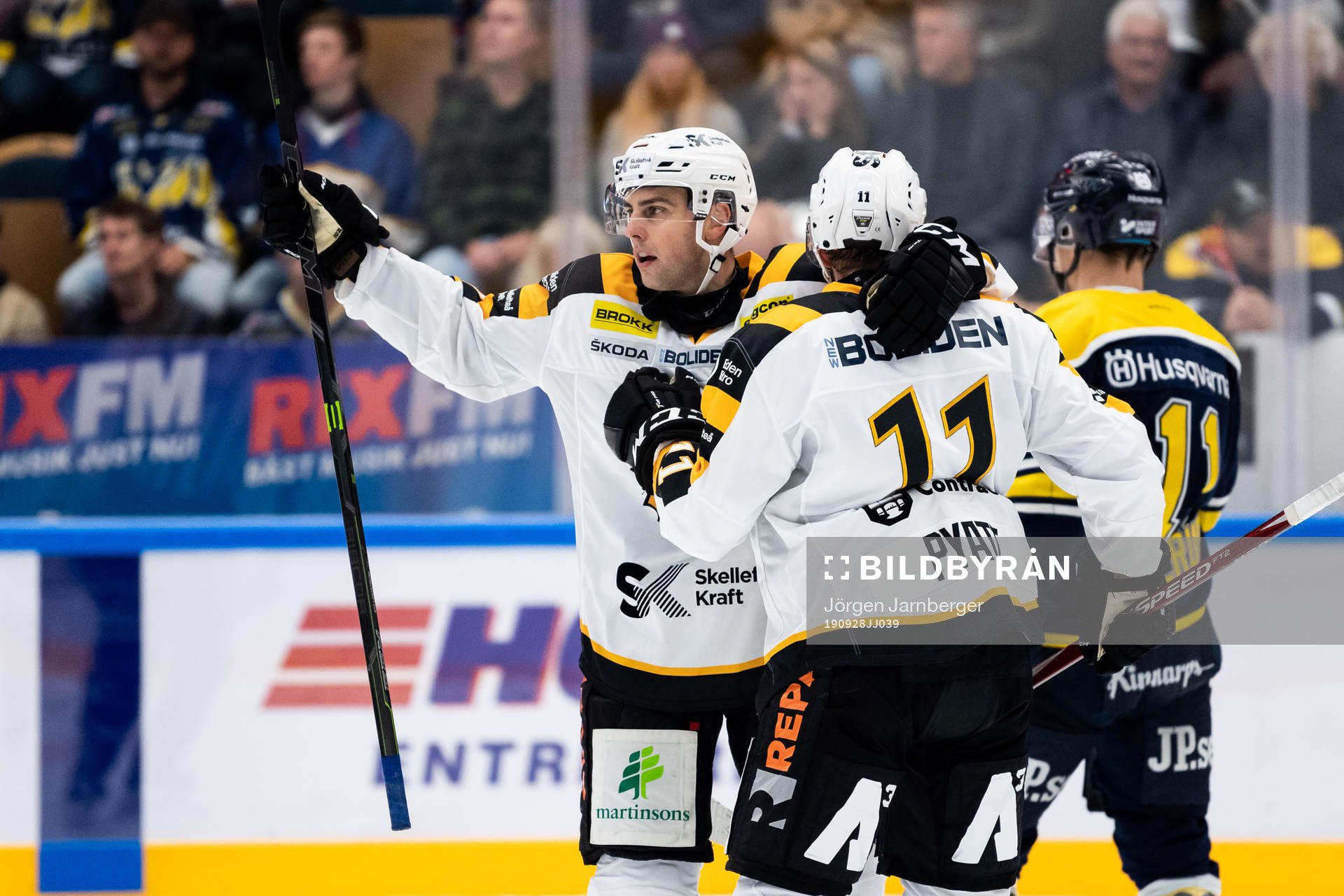 Skellefteås Joakim Lindström kramas om av Tom Pyatt