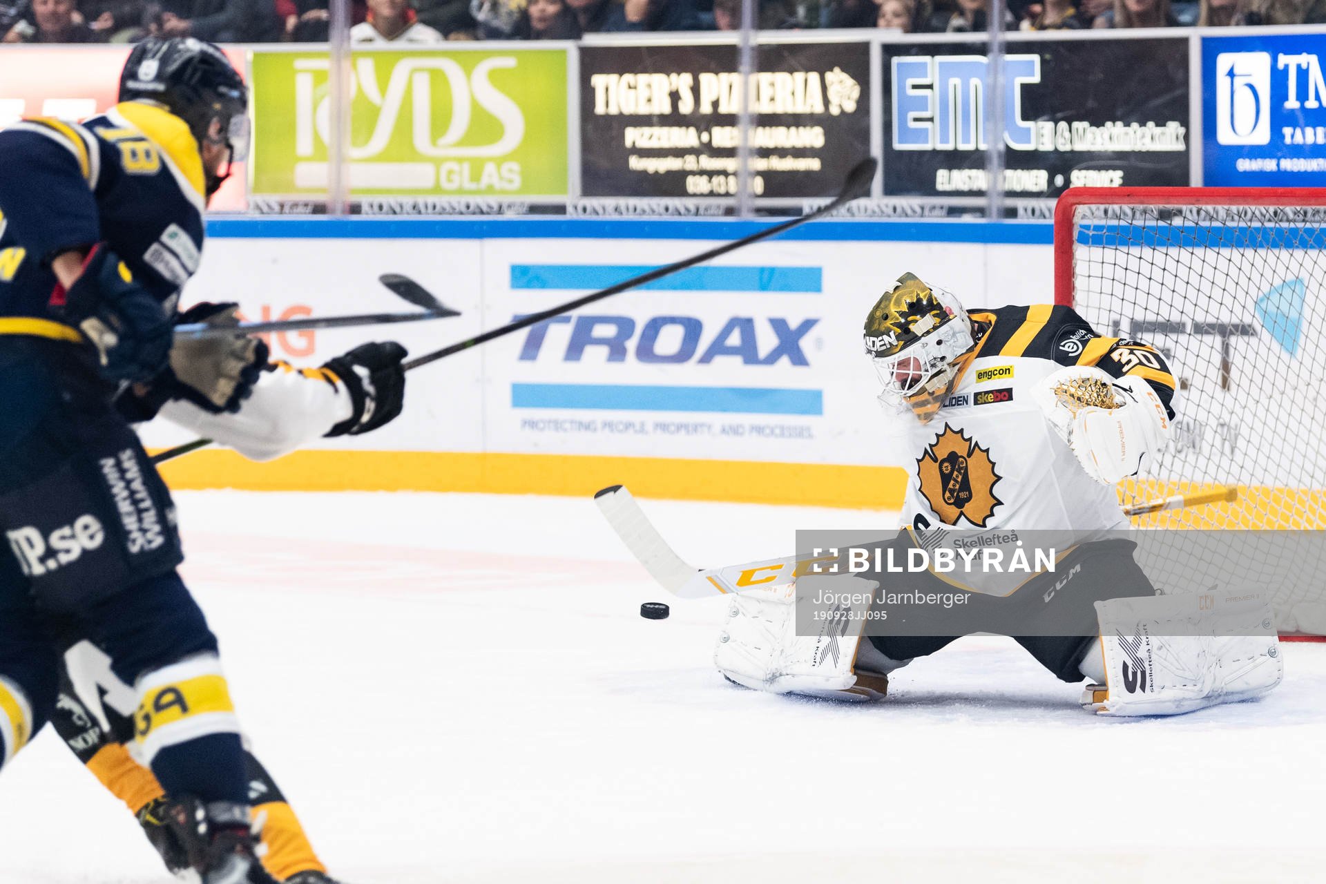 Skellefteås målvakt Gustaf Lindvall räddar skott från