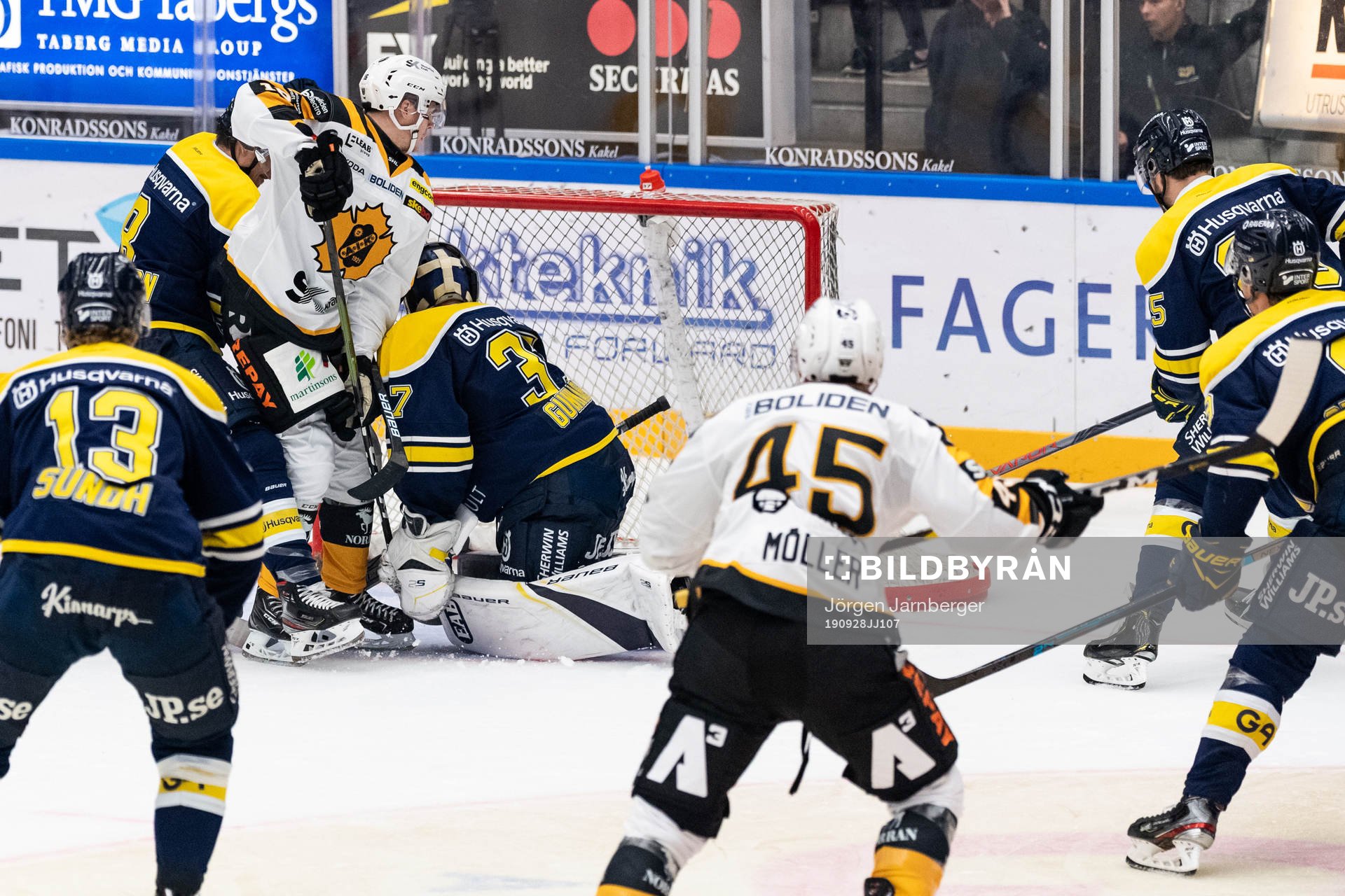 Skellefteås Linus Lindström styr in pucken