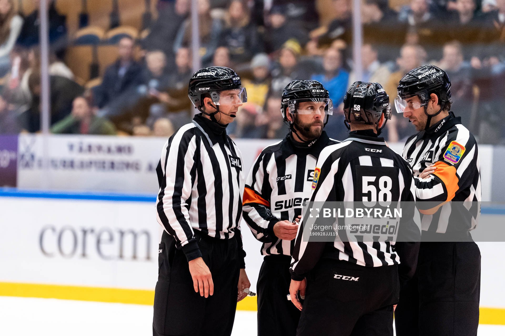 Domarna Marcus Lindeoch Mikael Sjöqvist diskuterar med