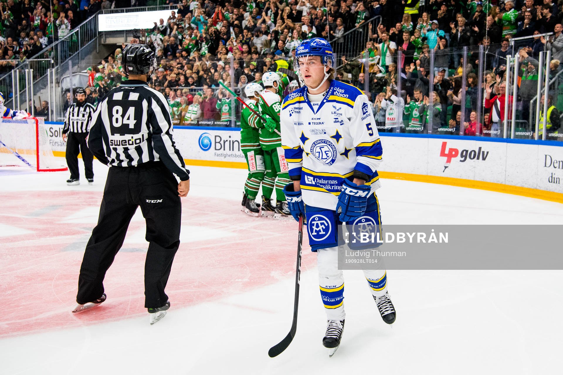 Leksands Calle Själin deppar medan Rögles spelare jublar