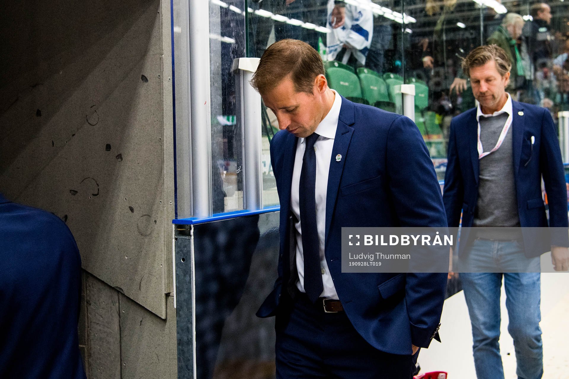 Rögles tränare Cam Abbott deppar när han lämnar båset