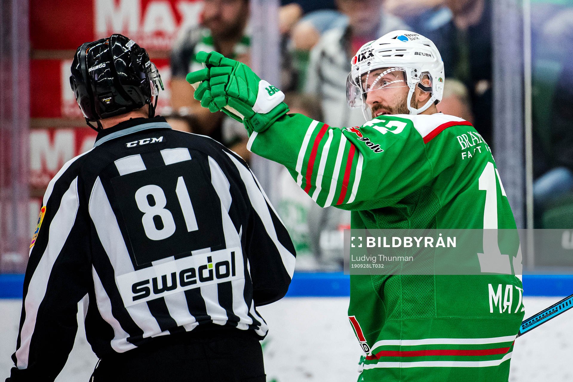 Rögles Taylor Matson protestarar mot Linjedomare Anders