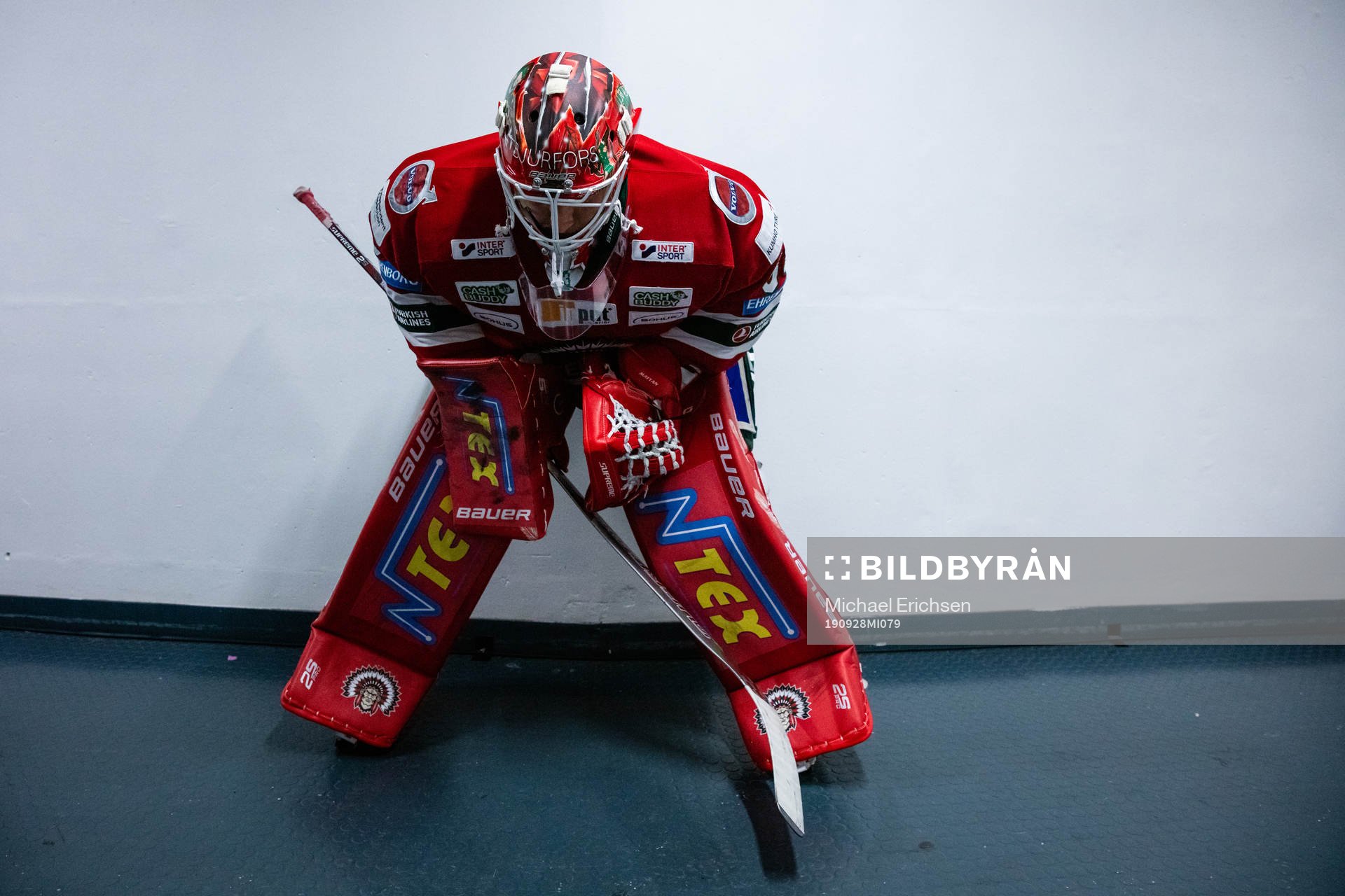 Frölundas målvakt Johan Mattsson innan ishockeymatchen i