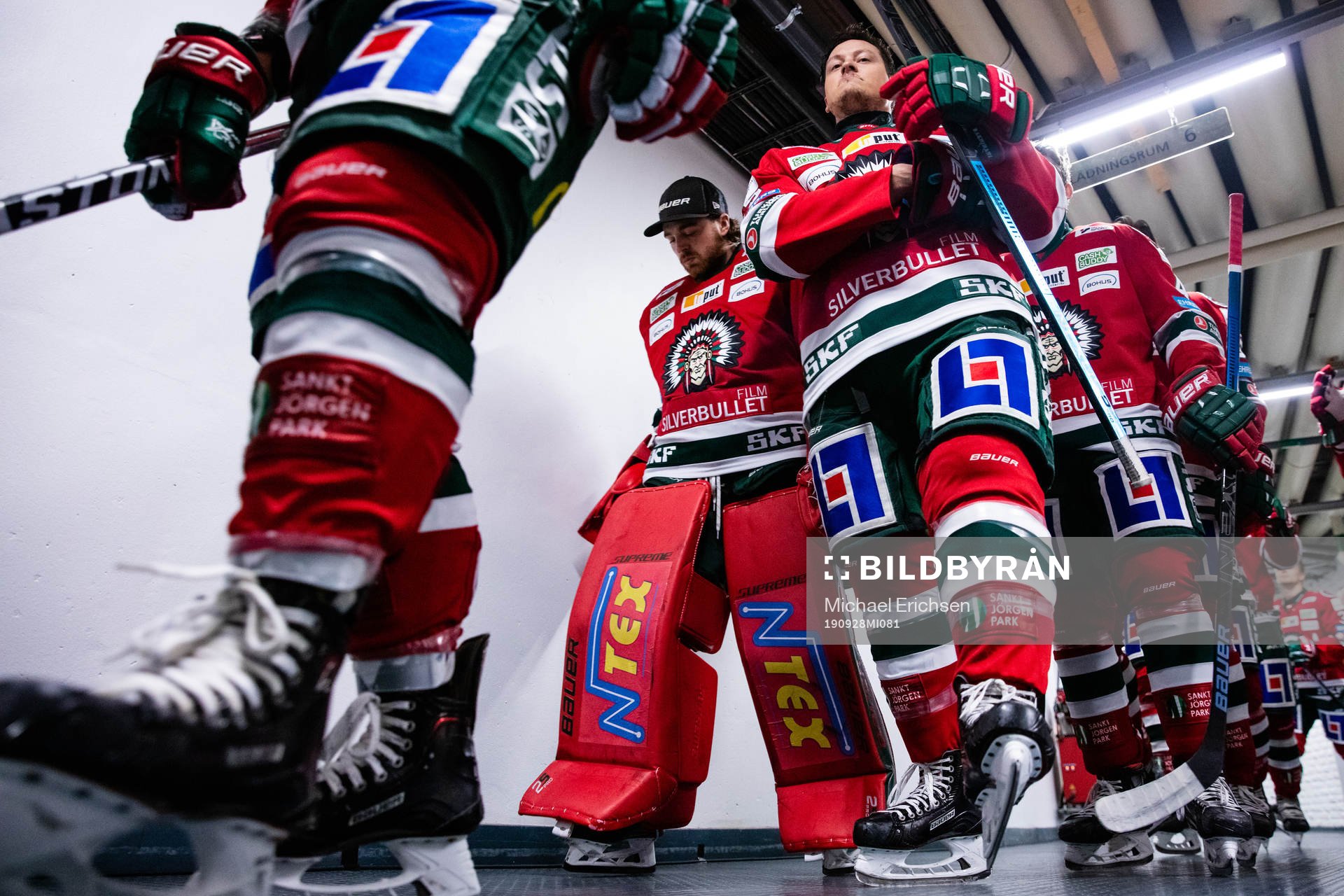 Frölundas Rhett Rakshani innan ishockeymatchen i SHL