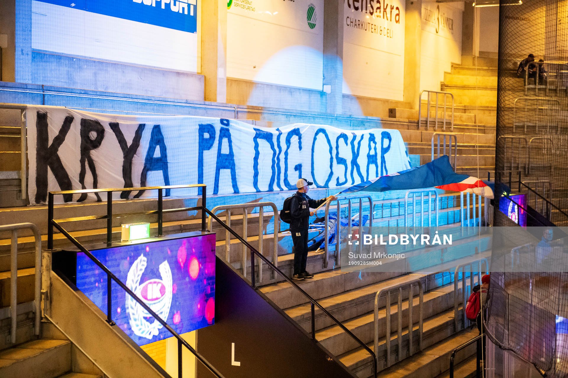 En banderoll med texten ”Krya på dig Oskar” som en